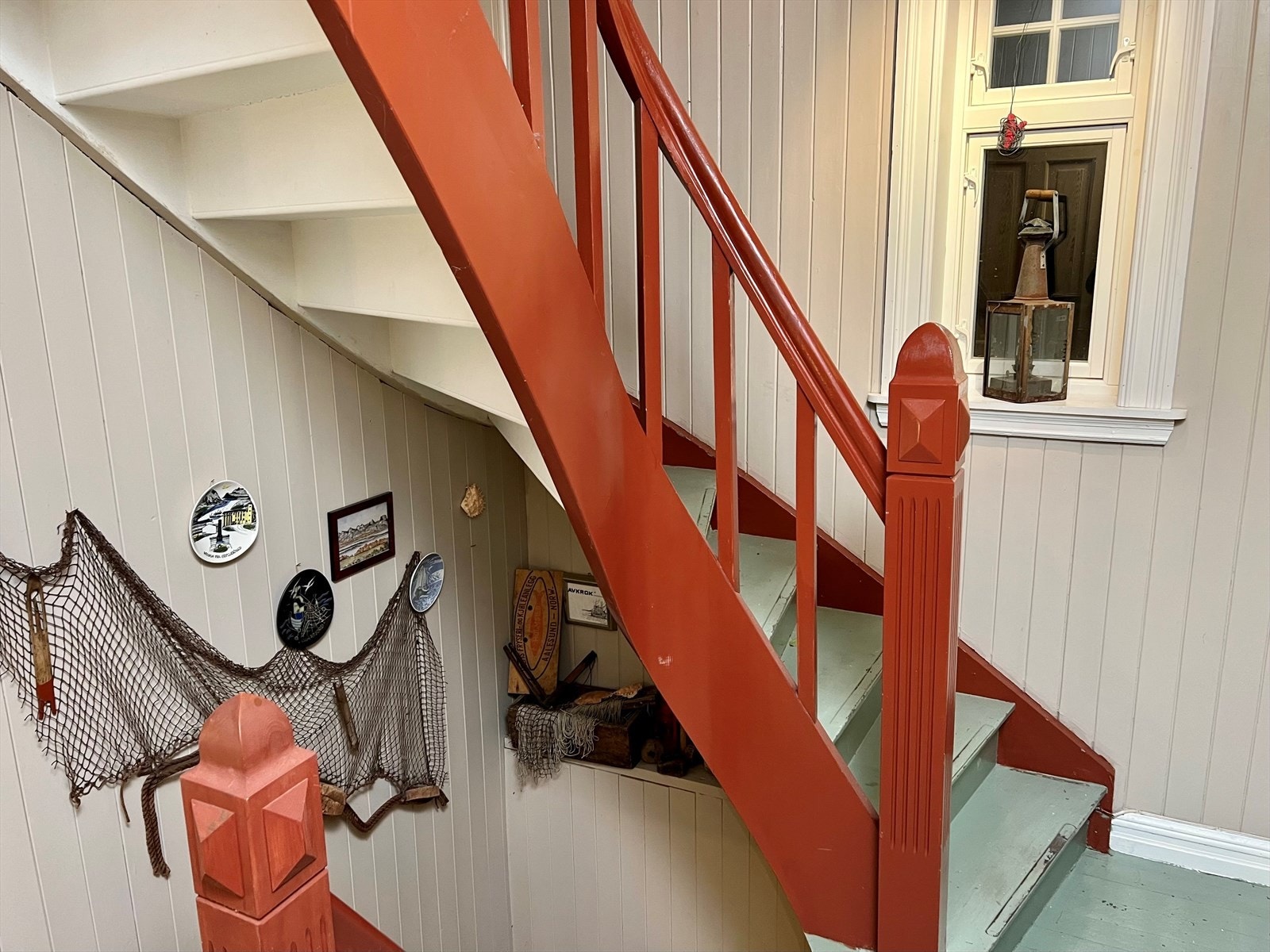 Fra boligens andre yttergang er det trapp fra hovedplan opp til 2.etasje. Legg merke til det flotte gelenderet i trappen. Galleribilde