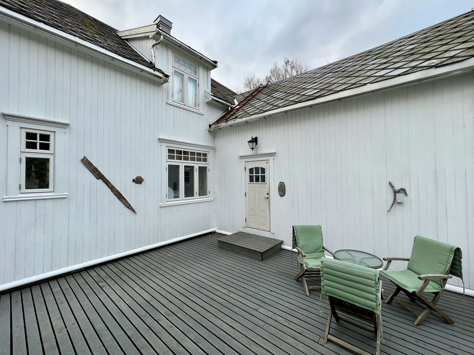 Veranda på inngangspartiet. Det er også en markterrasse bak garasjen. Galleribilde