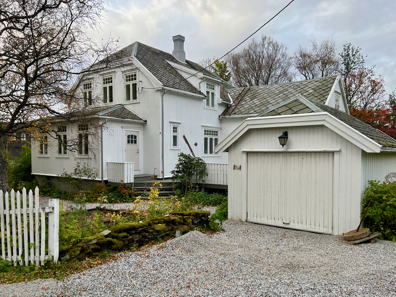 Garasje ble oppført i 1970 i stil som samsvarer med boligen. Galleribilde