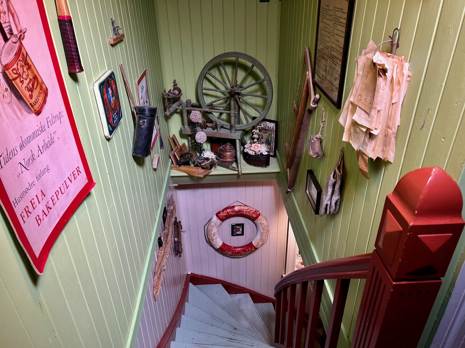 I trappenedgang er en del av boligens historie samlet til utstilling. Galleribilde