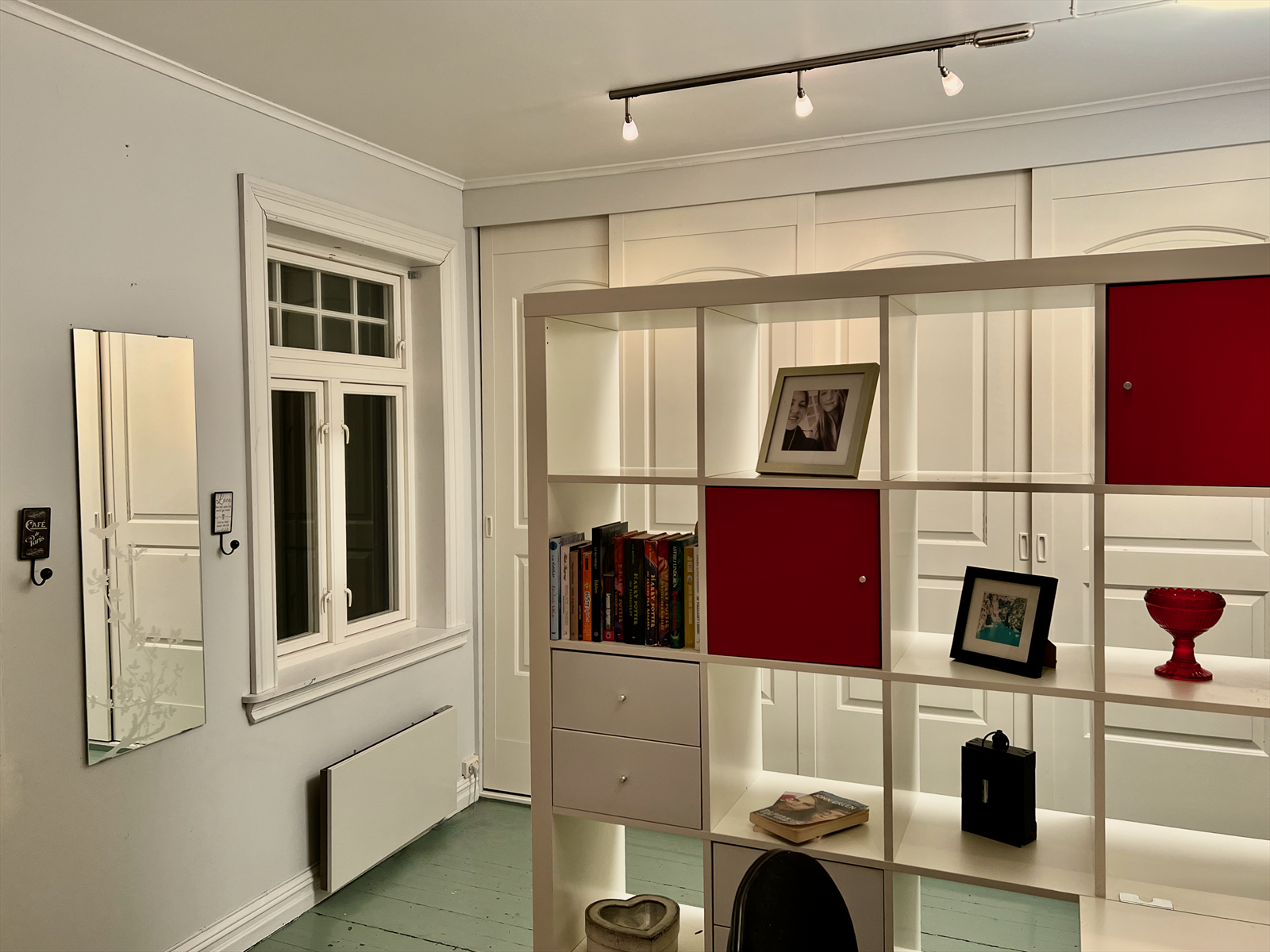 Soverom Nord med skyvedørsgarderobe. Romdeleren står løst i rommet og vil bli fjernet til overtagelse. Galleribilde
