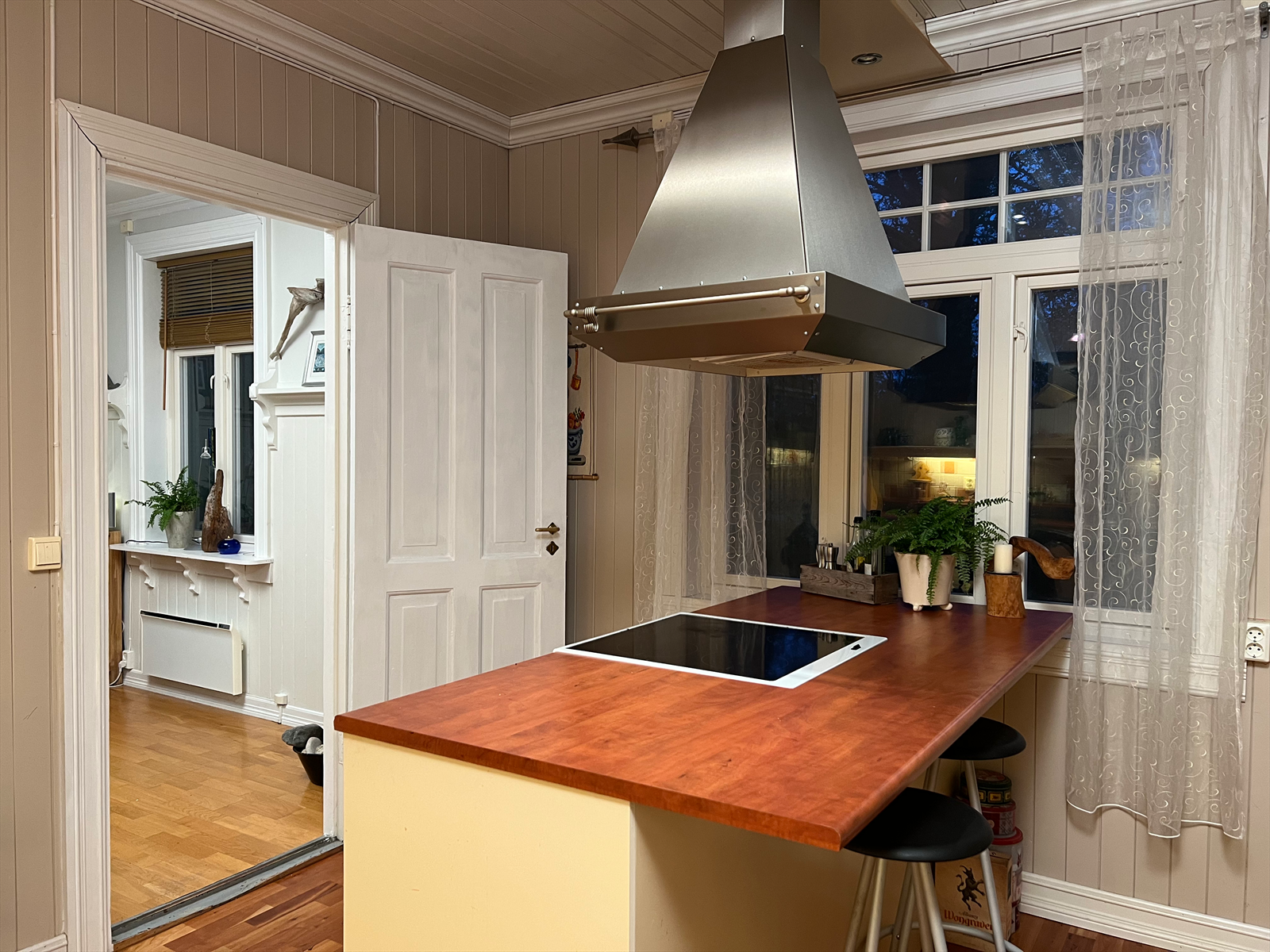 Kjøkkenøy med platetopp og ventilator. Galleribilde