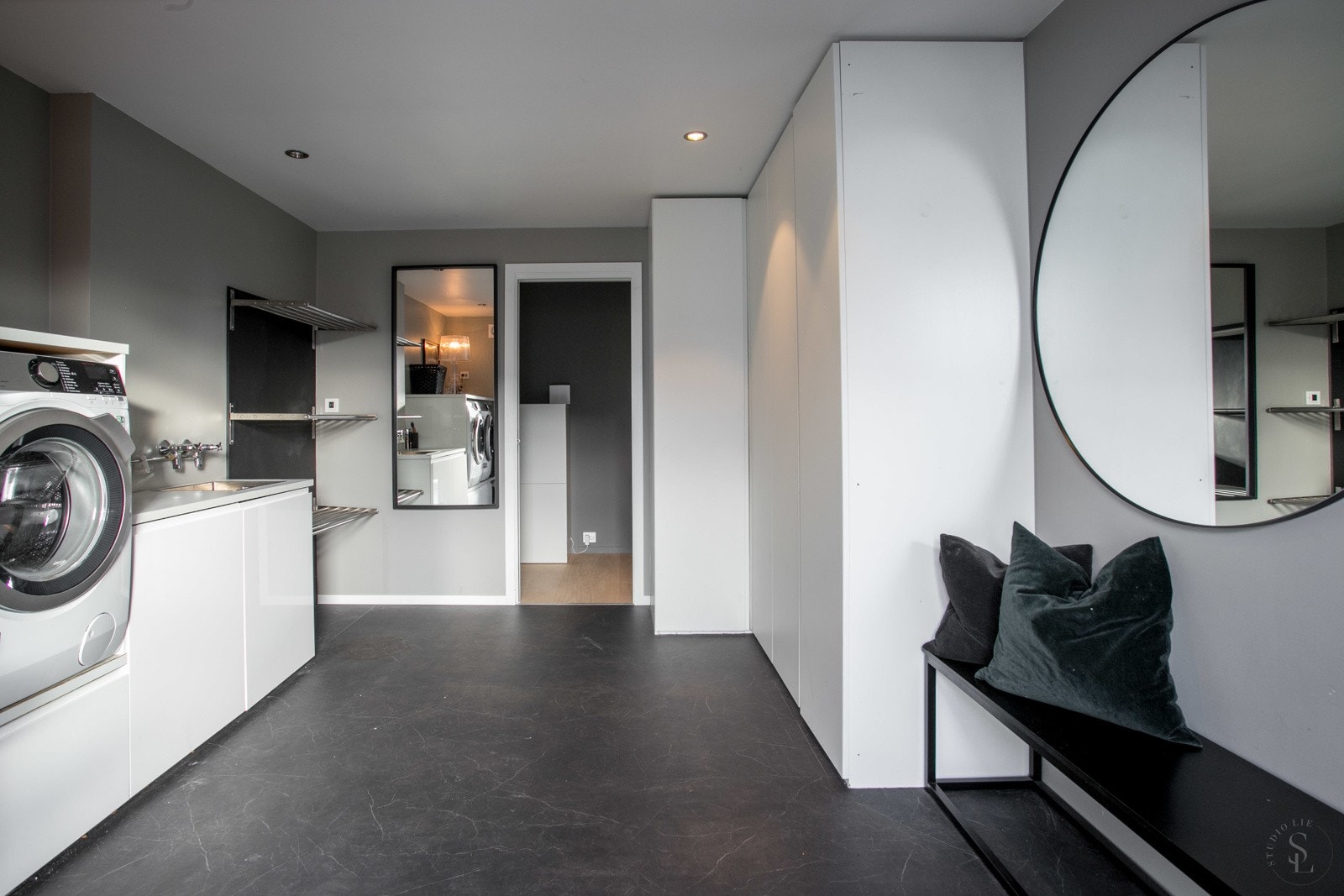 Meget praktisk inngang på siden av boligen med opplegg til vaskemaskin og tørketrommel Galleribilde