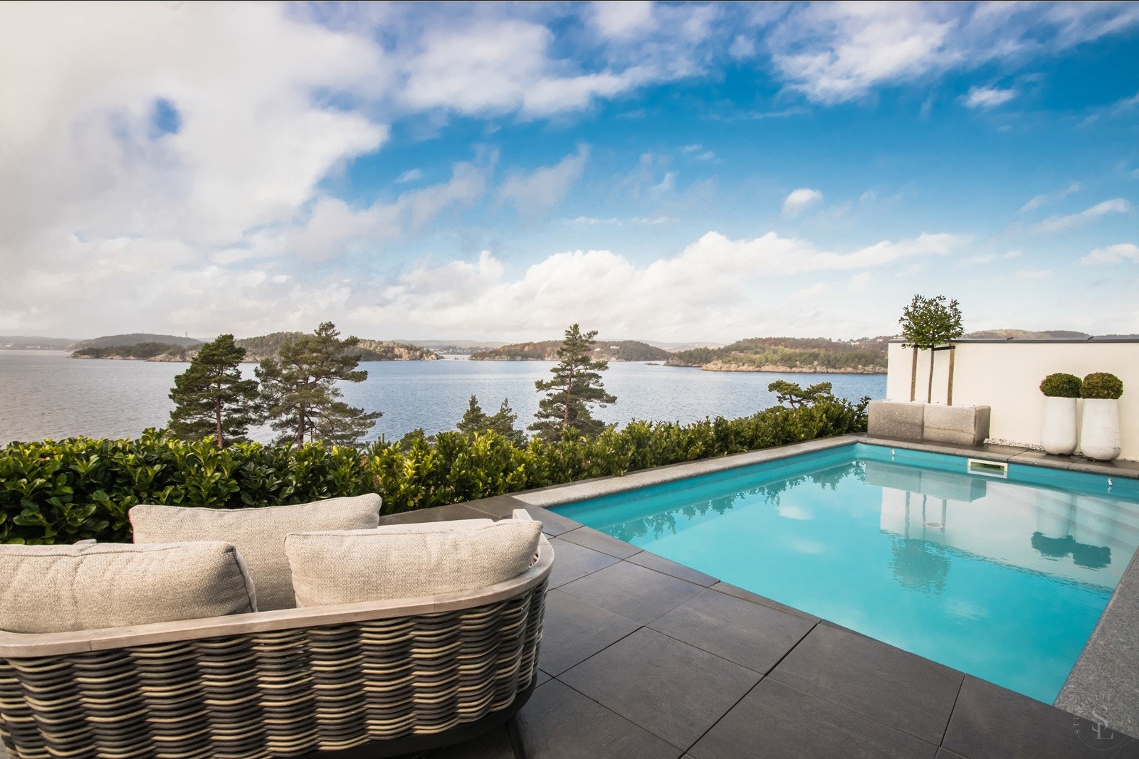 Spektakulær vestvendt 180 graders sjøutsikt samt oppvarmet basseng. Galleribilde