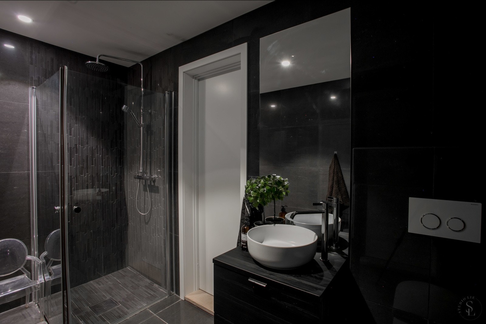 Fra stue 2 er det inngang til er flott flislagt bad i direkte tilknyttning til soverom Galleribilde