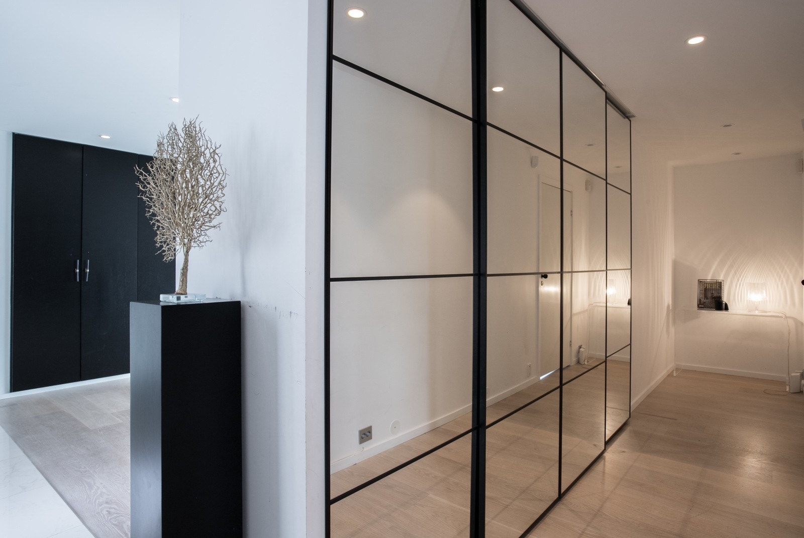 Godt med oppbevaringsplass i gang mellom soverom 2 og 3 Galleribilde