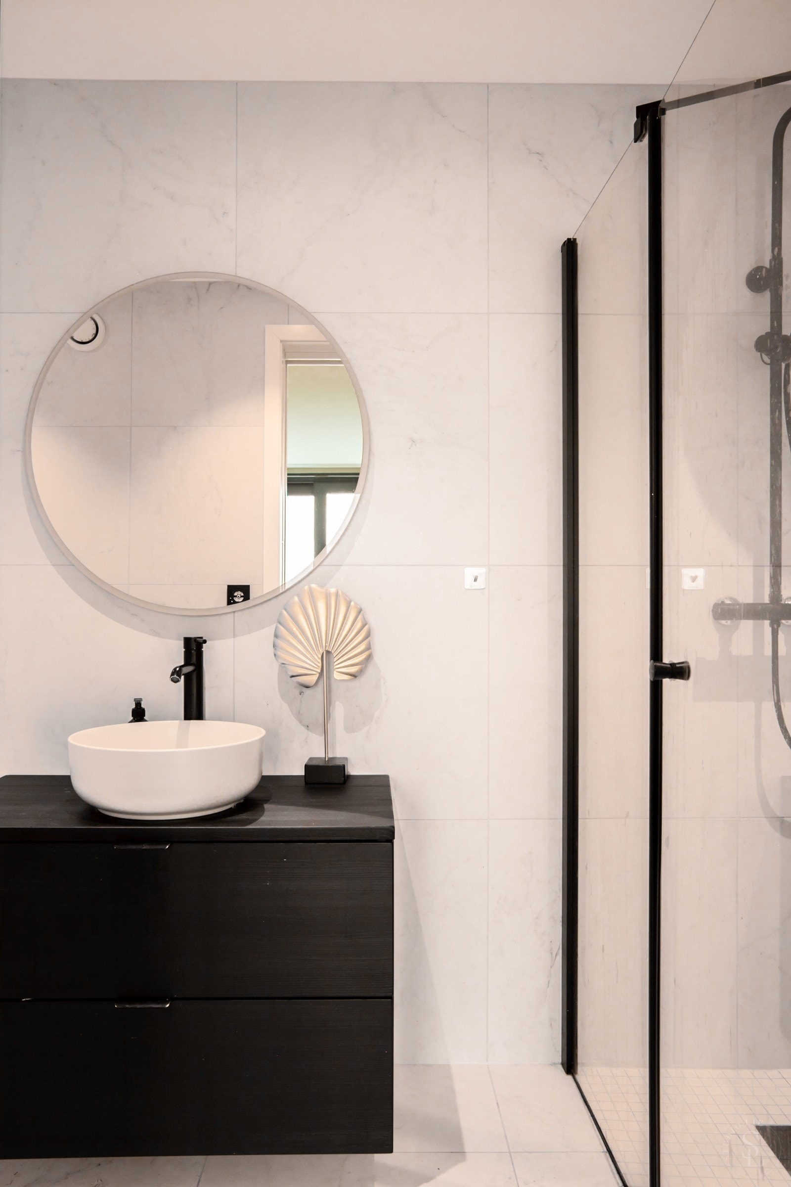 Badet har dusjhjørne, toalett og servant Galleribilde