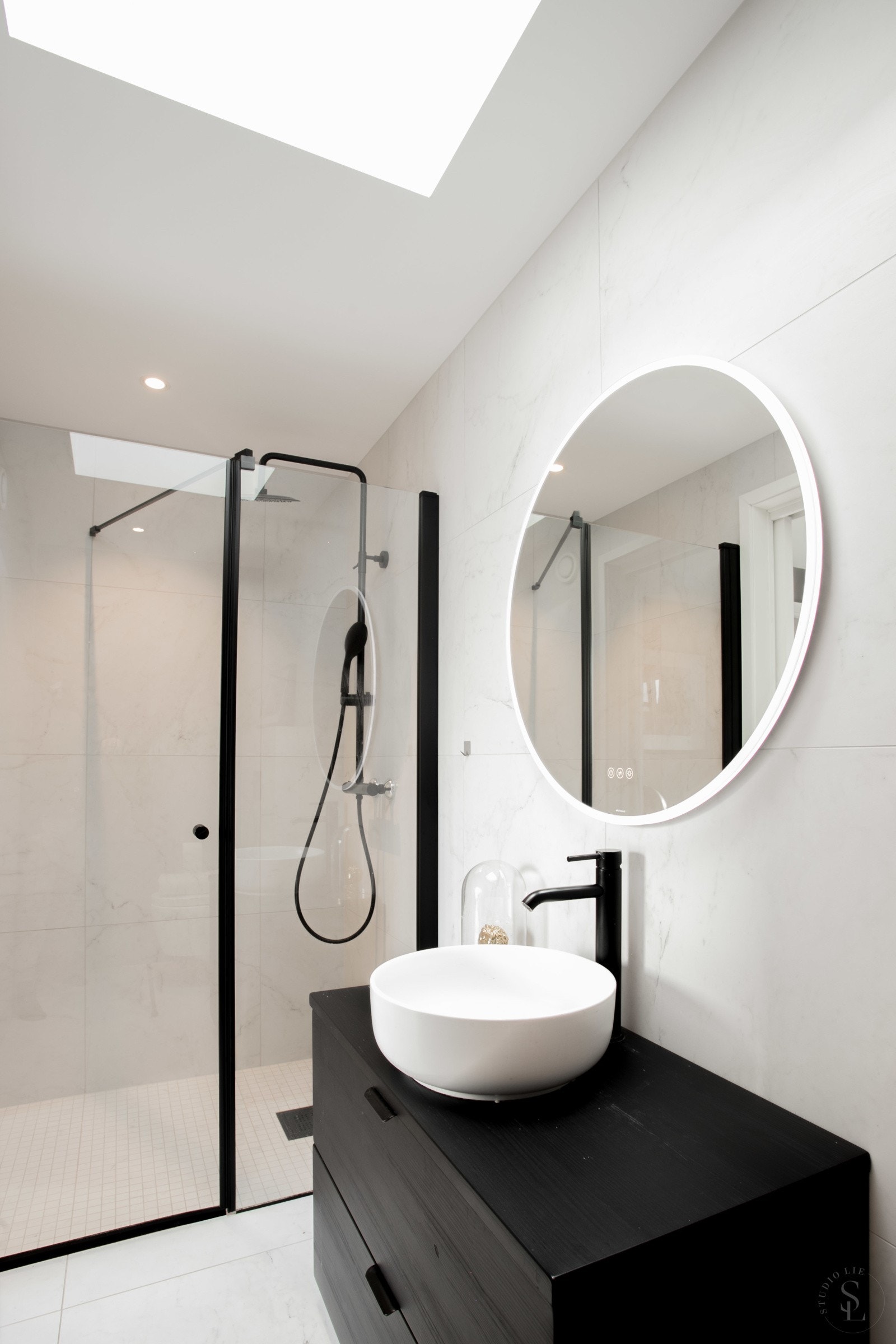 Badet har dusjhjørne, toalett og servant Galleribilde