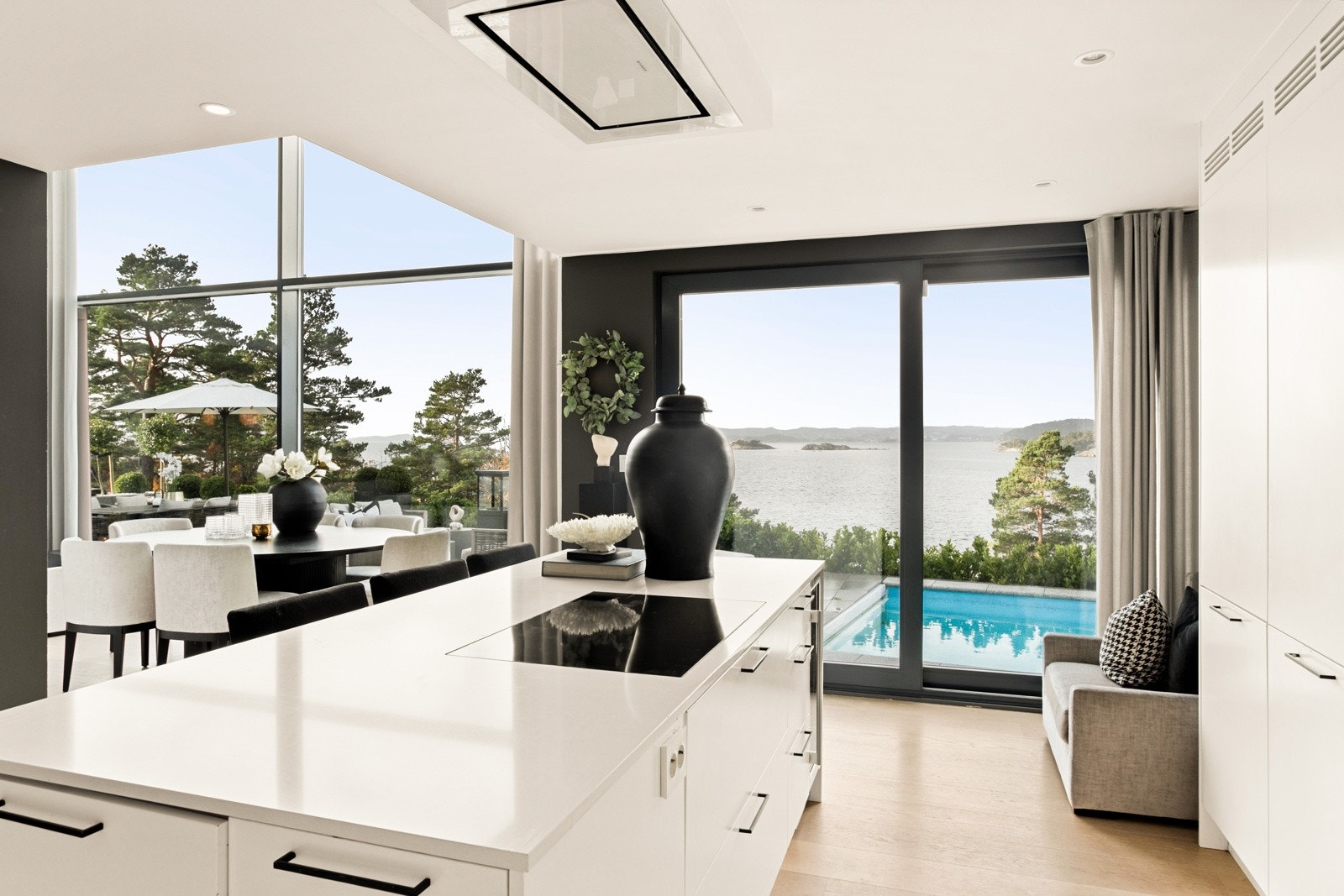 Kjøkken fra Strai med malte fronter. Rikelig med skap og benkeplass Galleribilde