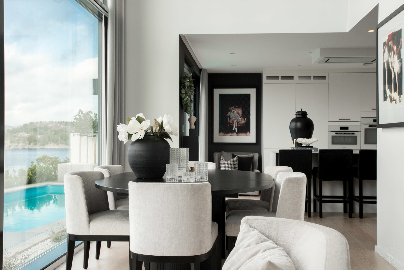 Fra kjøkken er det utgang til vestvendt terrasse med oppvarmet basseng og utsikt mot skjærgården Galleribilde