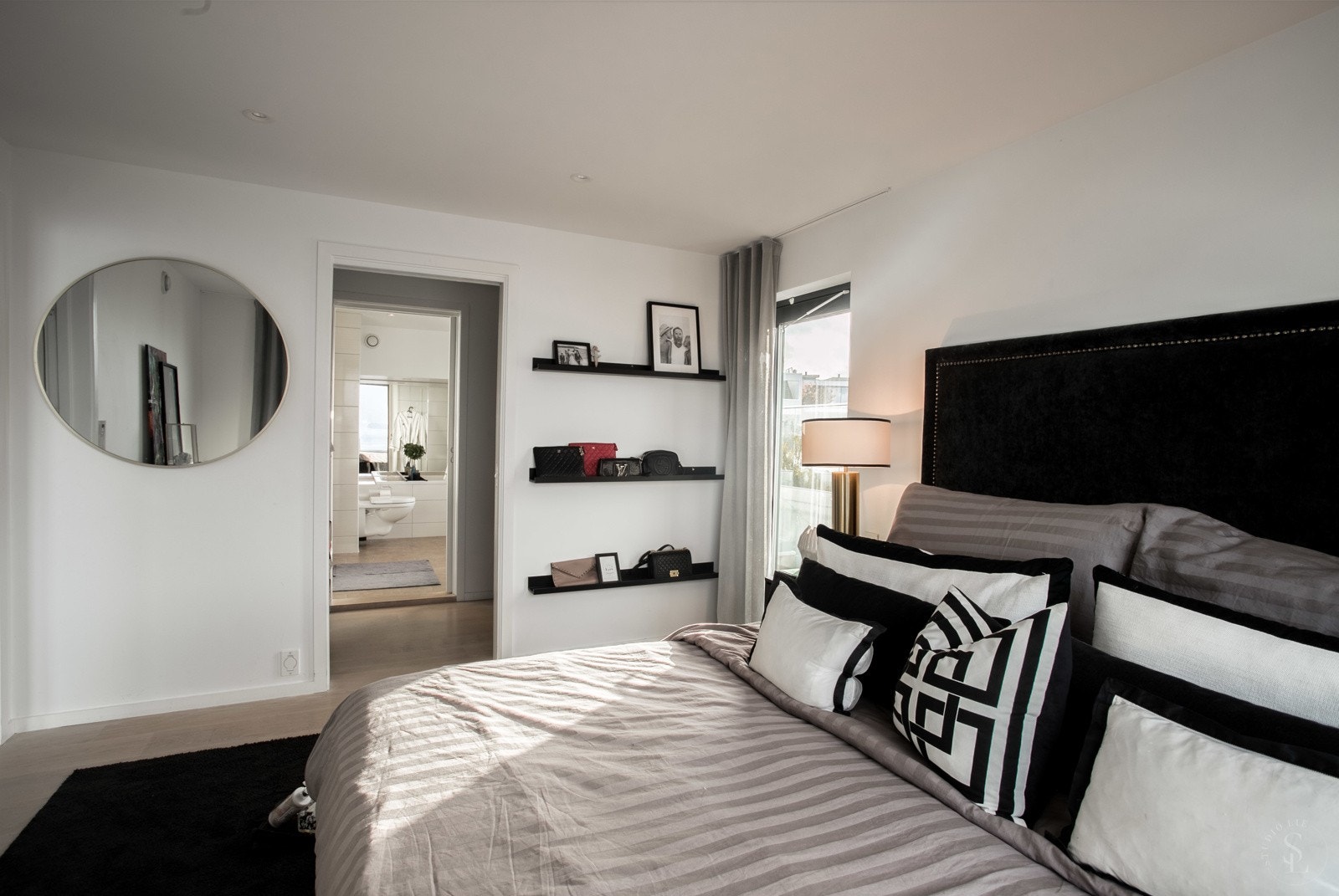 Fra hovedsoverom er det inngang til walk inn garderobe Galleribilde