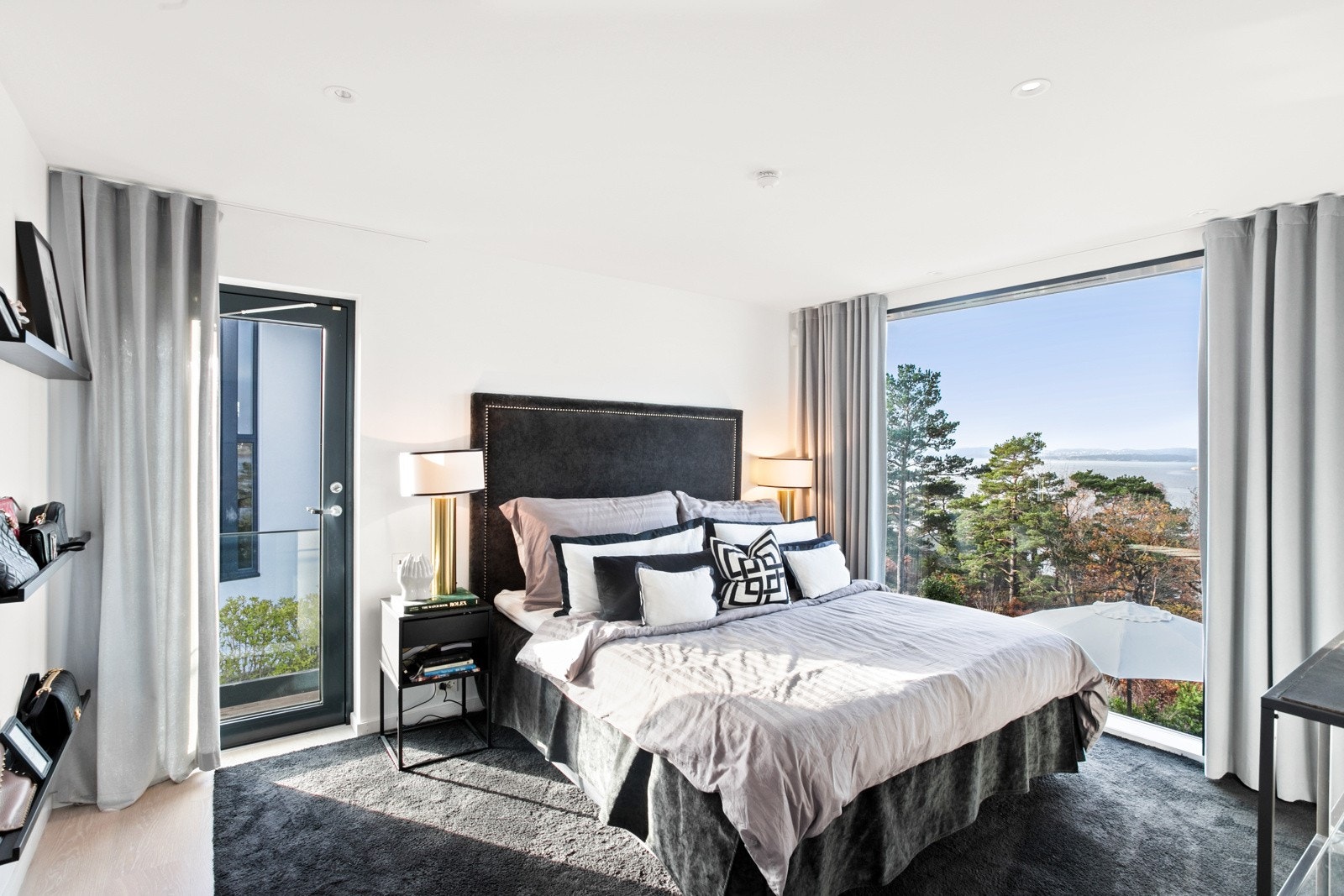 Hovedsoverom ed nydelig sjøutsikt Galleribilde