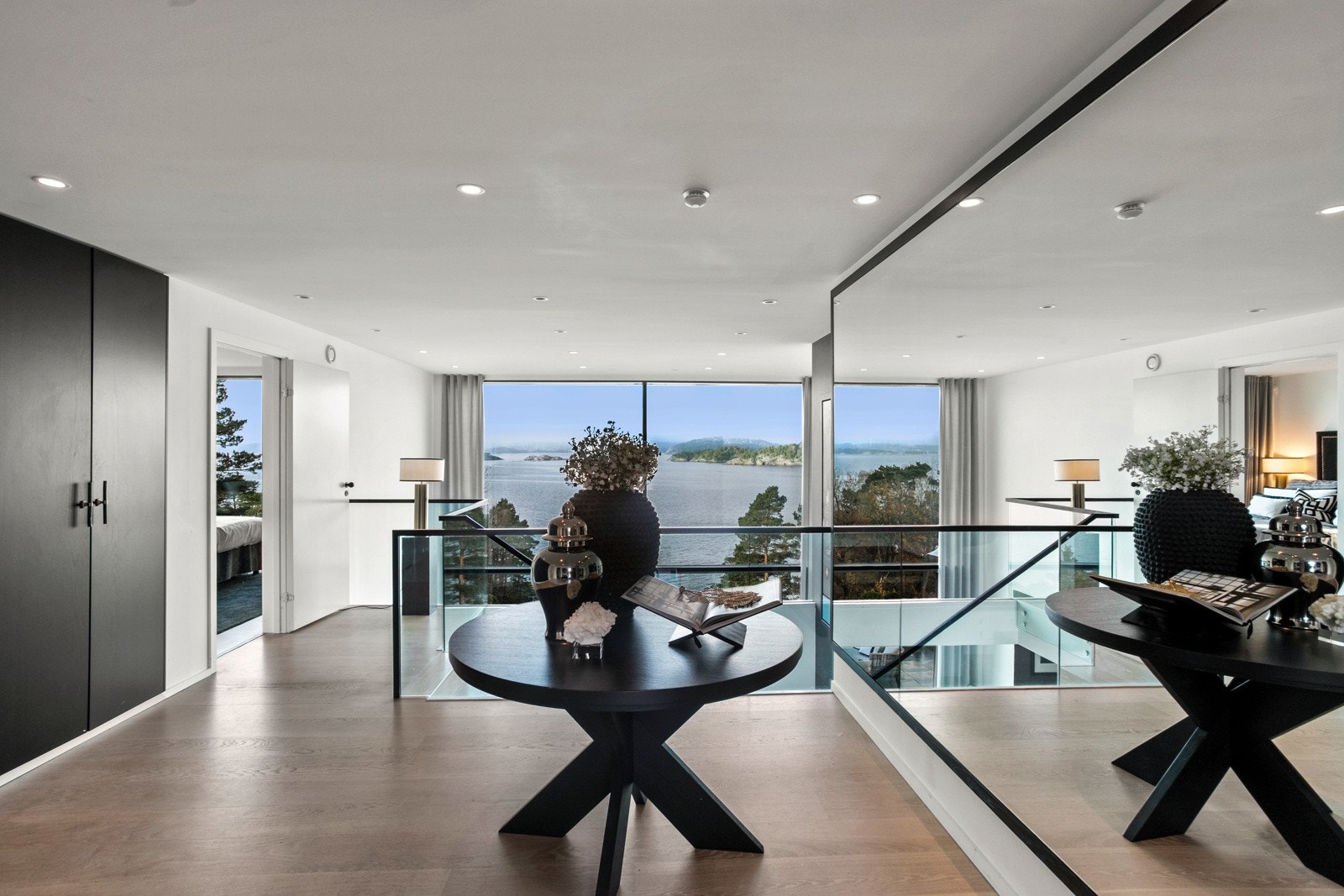 En lekker påkostet eneboligen beliggende helt i front med en fantastisk utsikt og meget gode solforhold! Oppvarmet badebasseng og stor solrik terrasse. Galleribilde