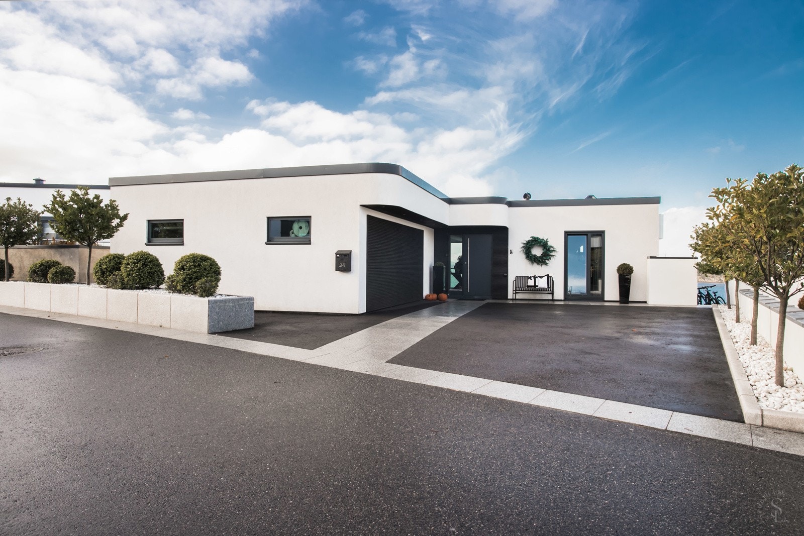 Vintergrønn lyssatt beplantning Galleribilde