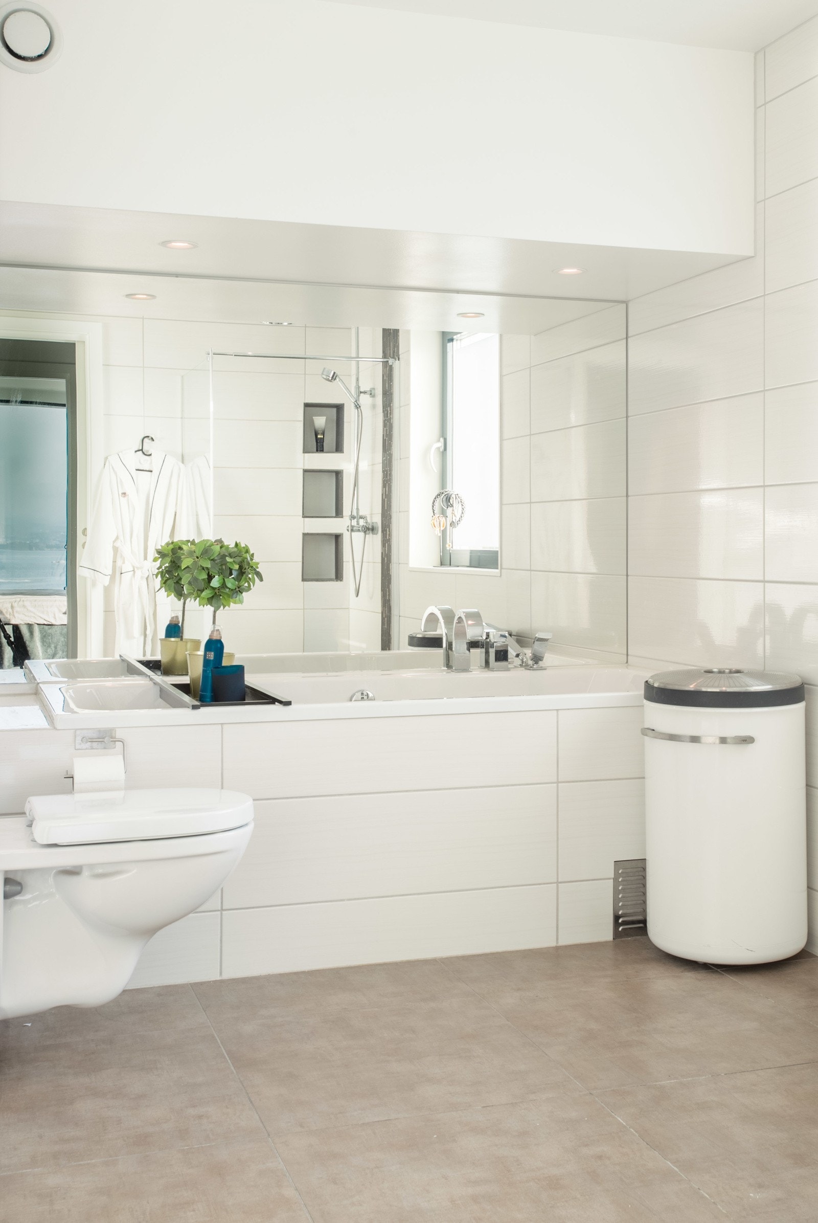 Flislagt bad med dusjhjørne, toalett og servant Galleribilde