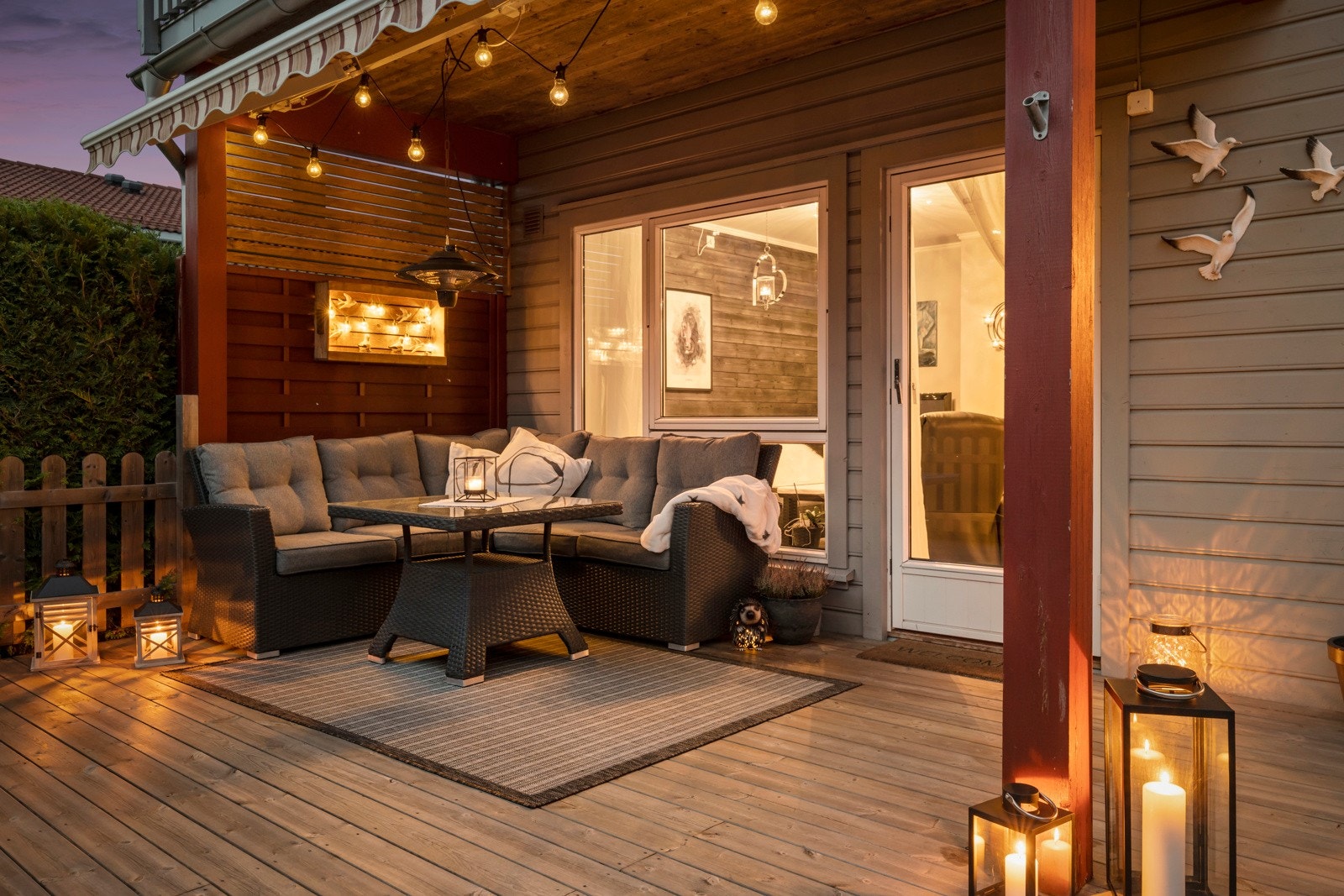 Idyllisk stemning på skjermet terrasse med høy hekk rundt Galleribilde