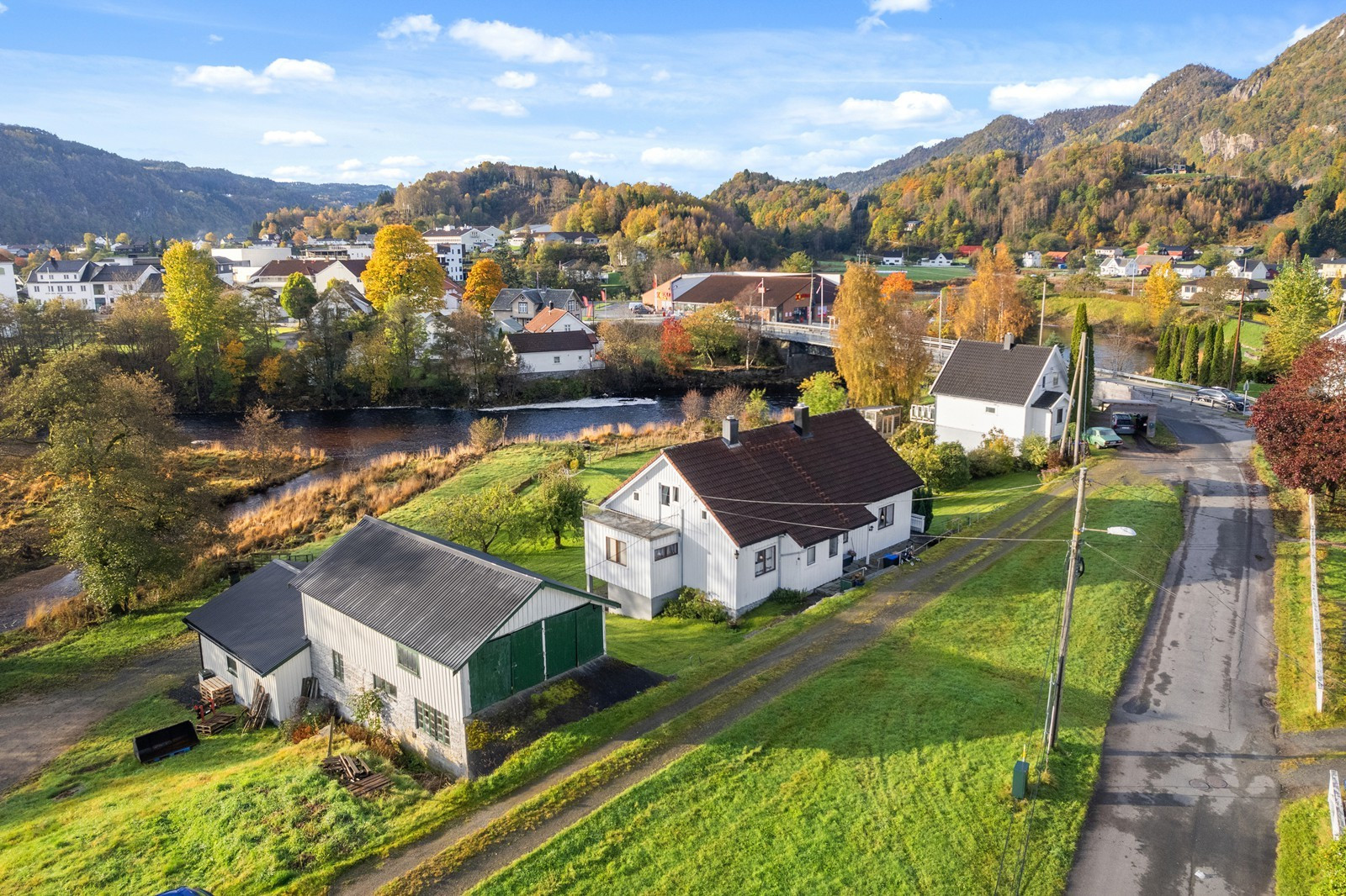 Åmot - Stor enebolig med låve/garasje. Lang vannlinje mot Litleåna!