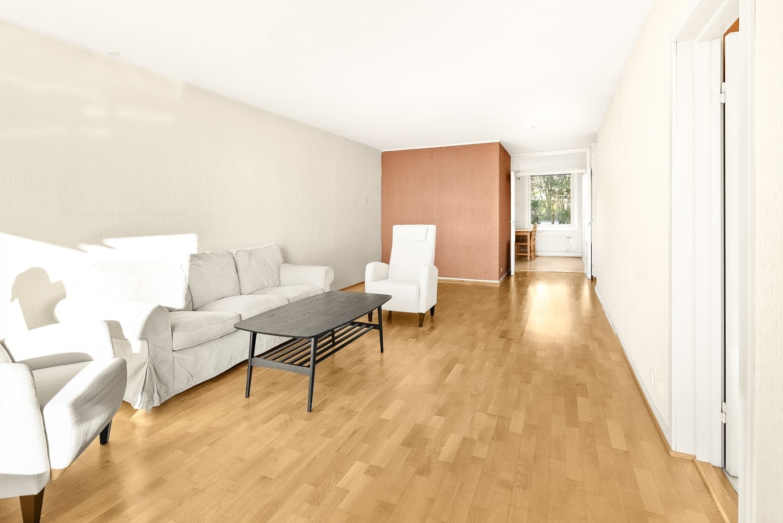 Stue med plass til sofaseksjon Galleribilde
