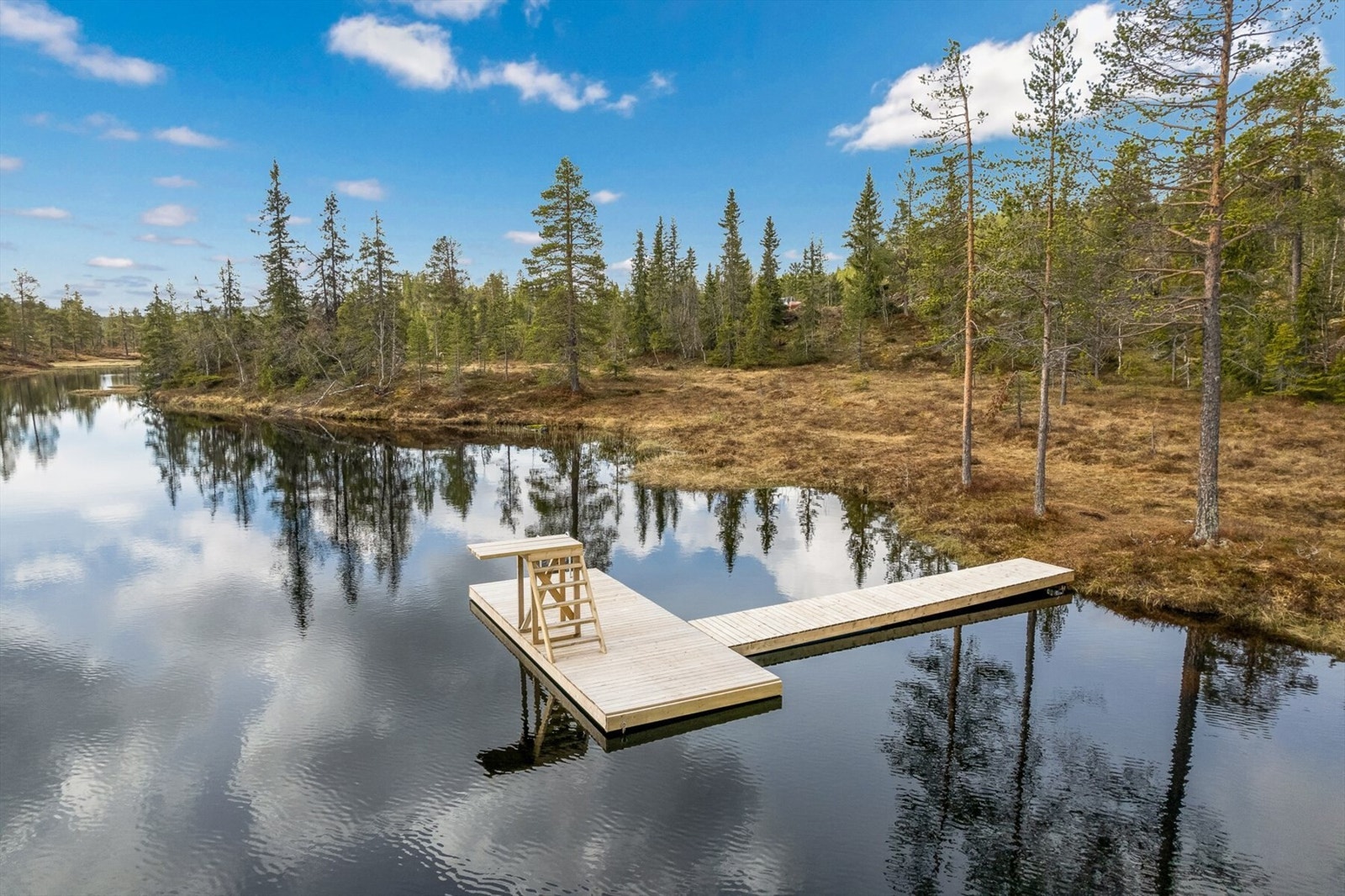 Ved Breiløk er det laget badebrygge til felles glede for turgåere Galleribilde