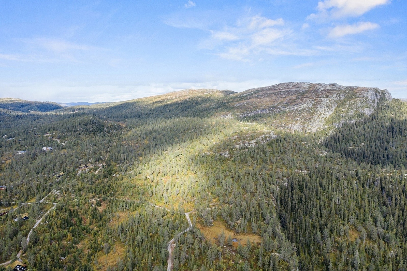 Dronefoto over hytteområdet. Søtelifjell og Bjønneskortenatten er fjellene bak Galleribilde