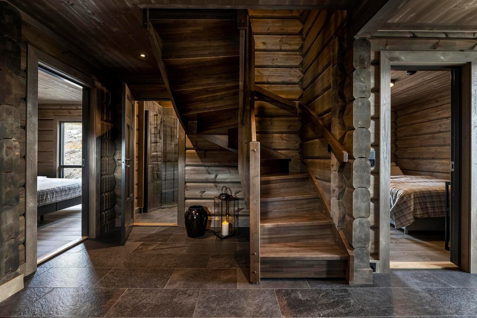 Entrè med trapp til hems og inngang til bad og soverom.
Foto fra en av våre hyttemodeller. Galleribilde