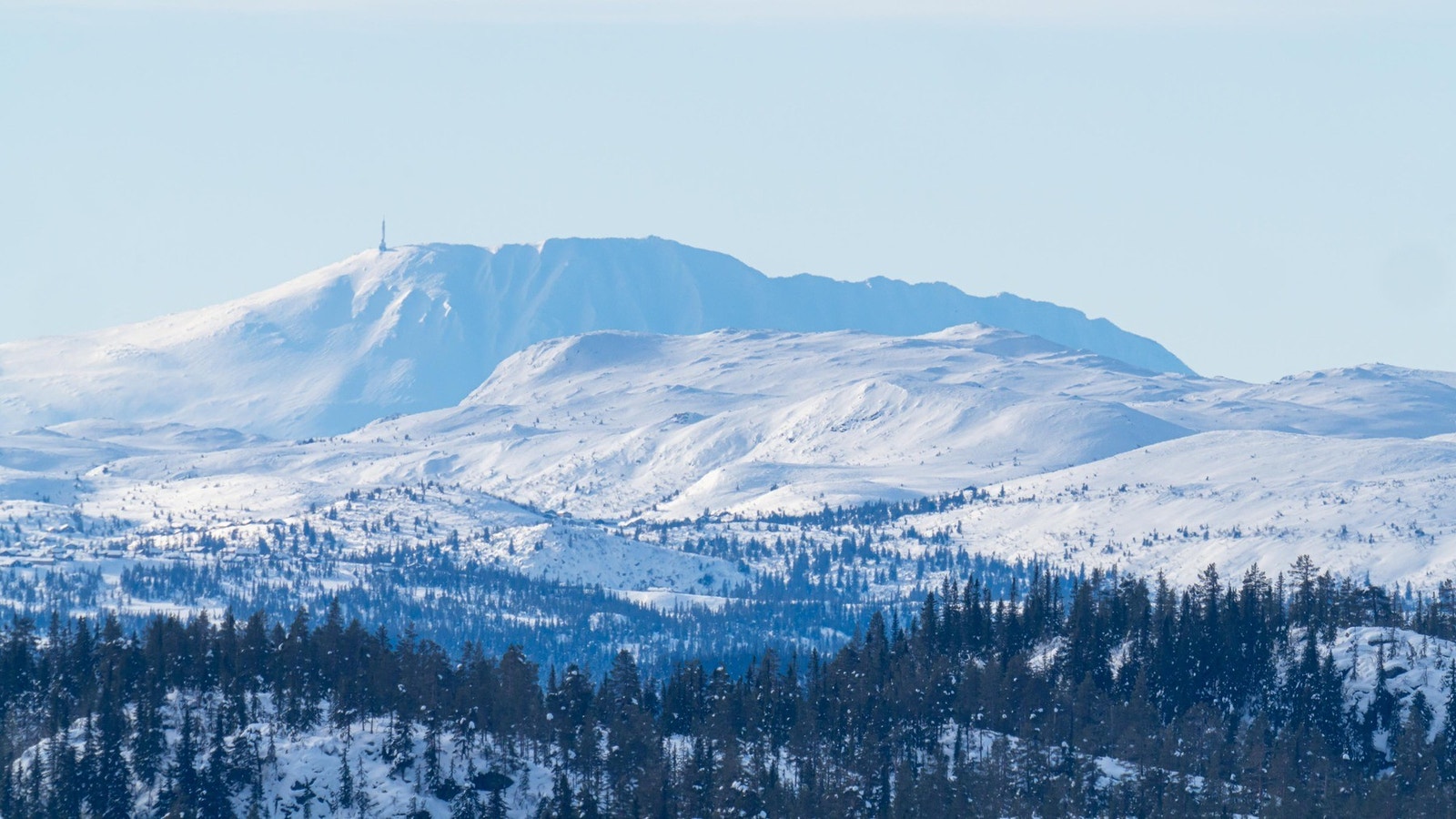 Man kan se helt til Gaustatoppen fra Søtelifjell Galleribilde