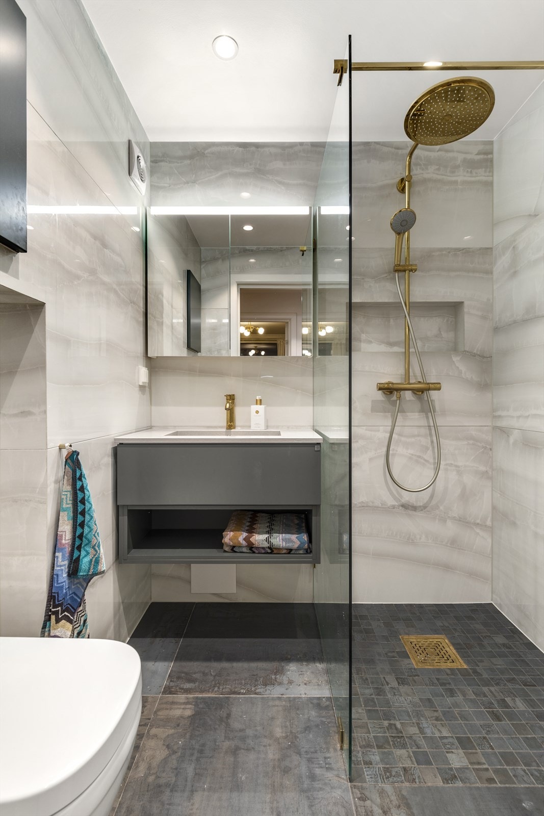 Særdeles påkostet bad/WC Galleribilde