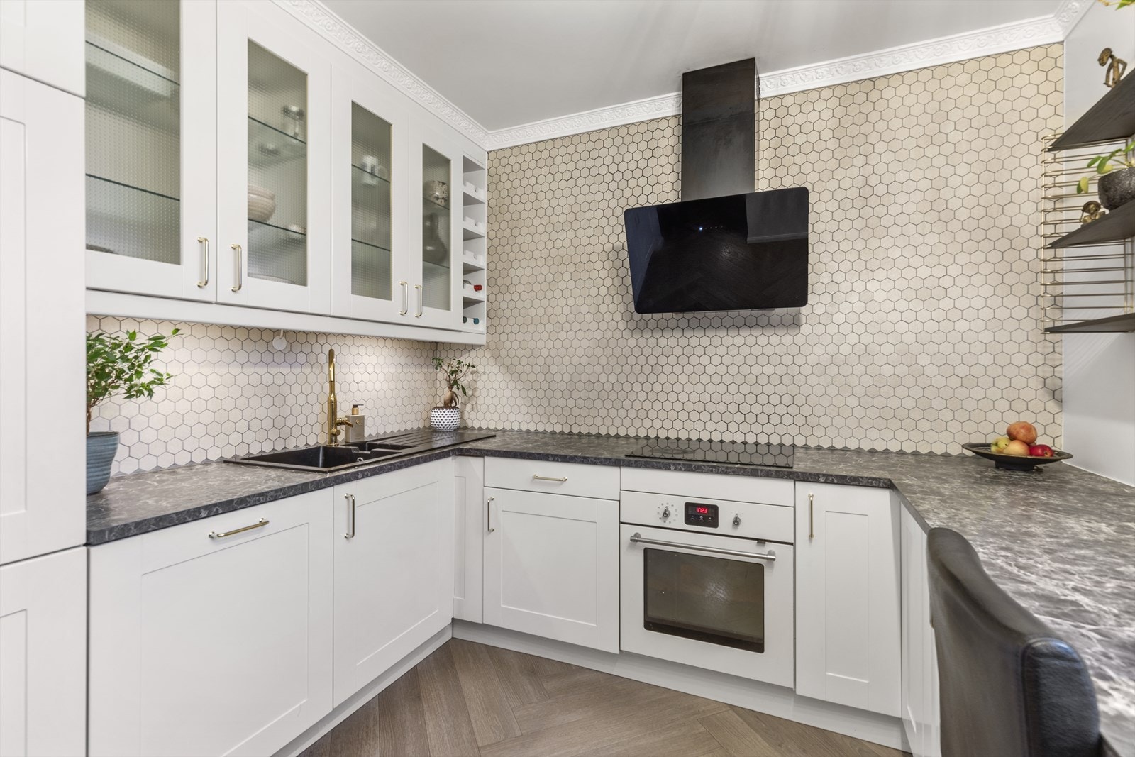 Godt med skap og arbeidsplass Galleribilde