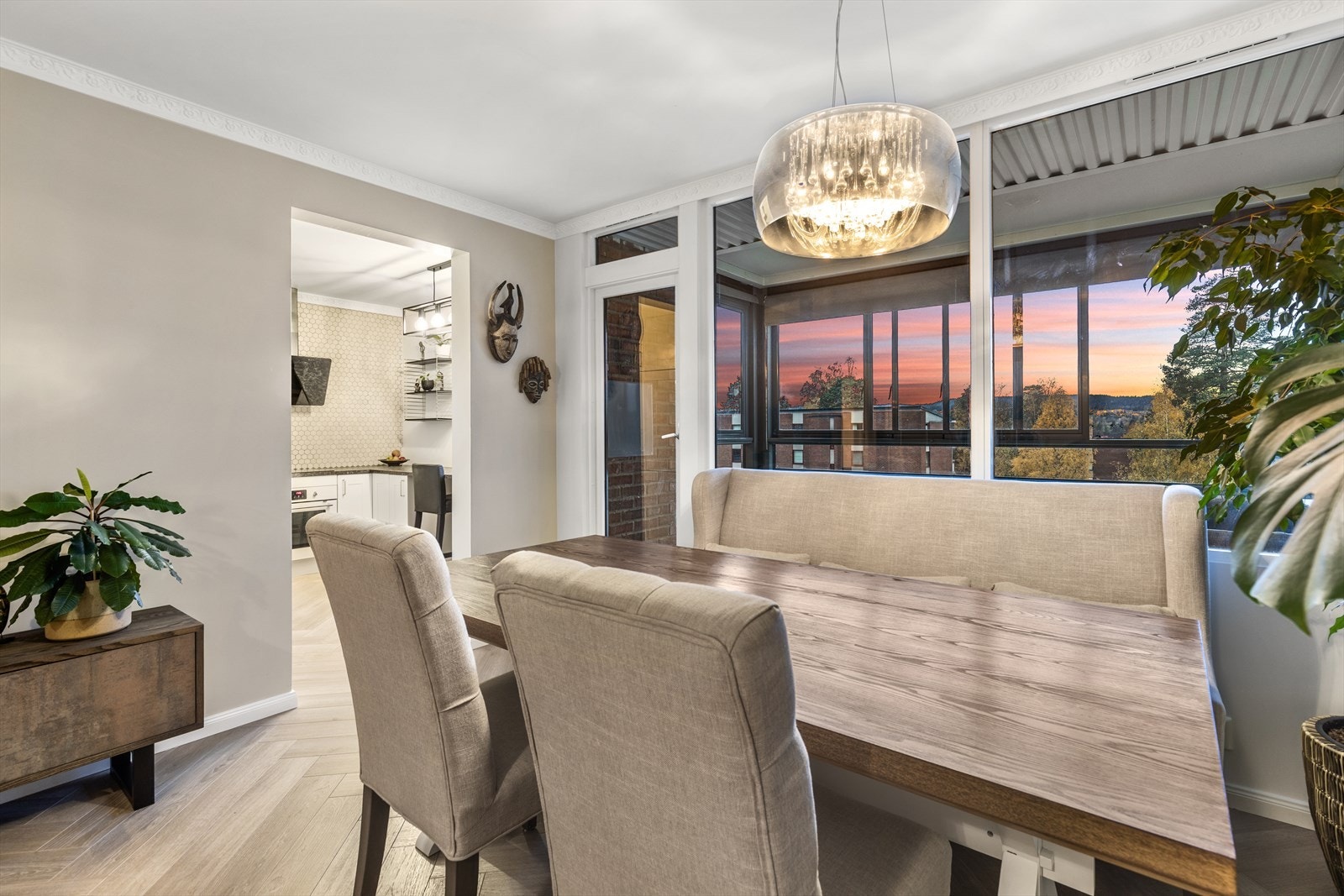 Utgang fra stue til innglasset balkong med utsikt Galleribilde