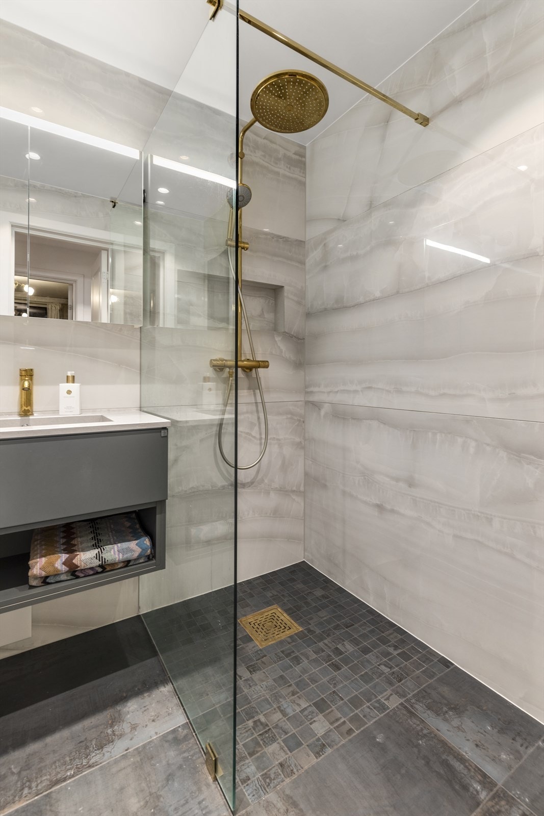 Delikate fargevalg kombinerte med eksklusive materialer Galleribilde