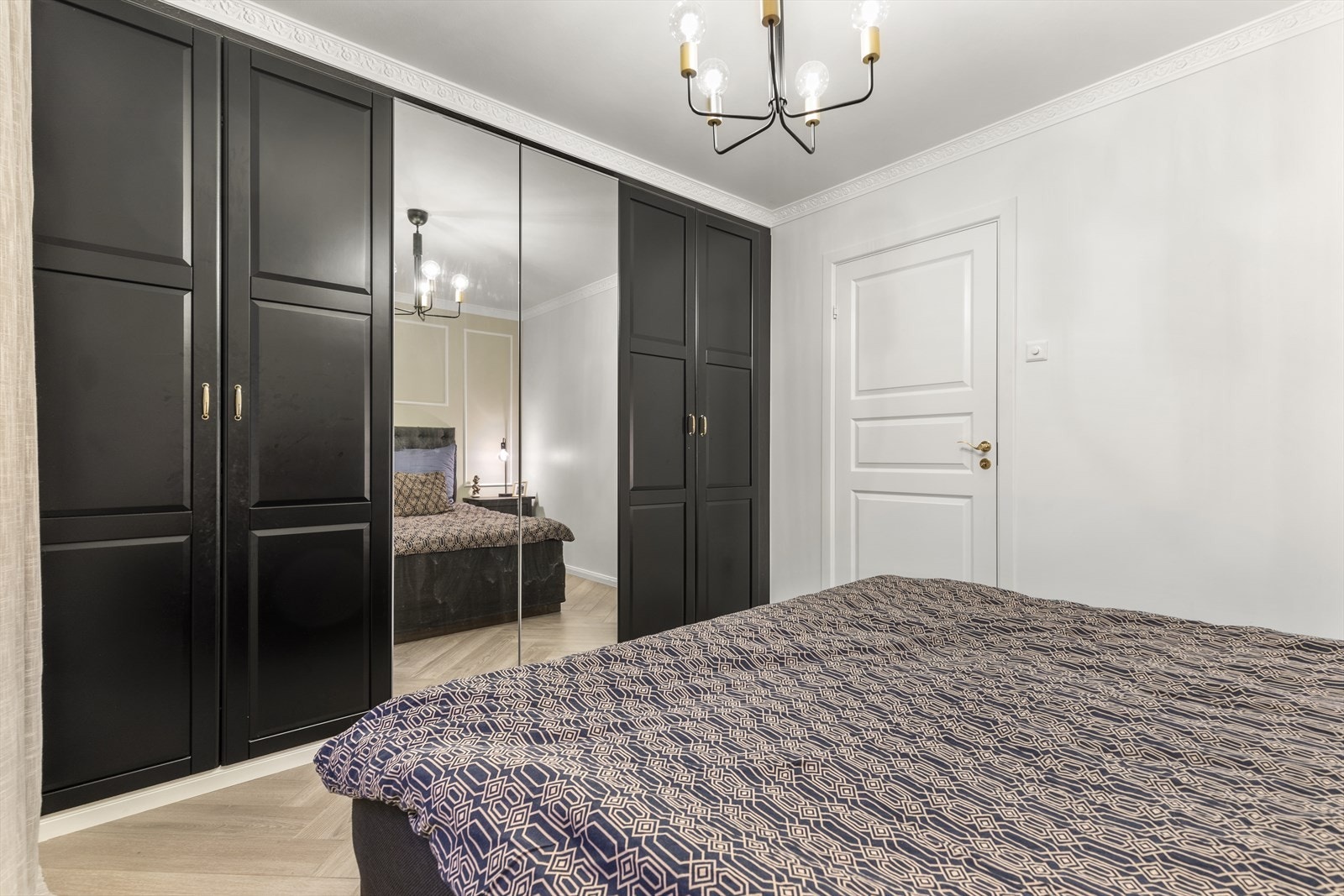 Hovedsoverommet har plassbygget skapinnredning Galleribilde