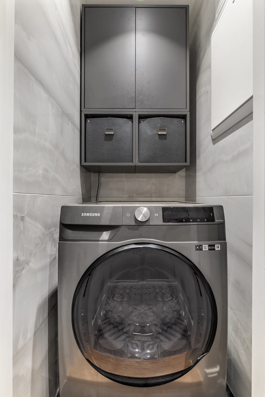 Praktisk vaskerom i entreen Galleribilde