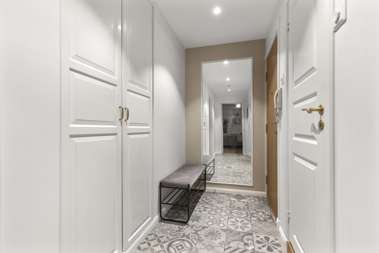 Lys entré med gulvfliser og downlights i himling Galleribilde