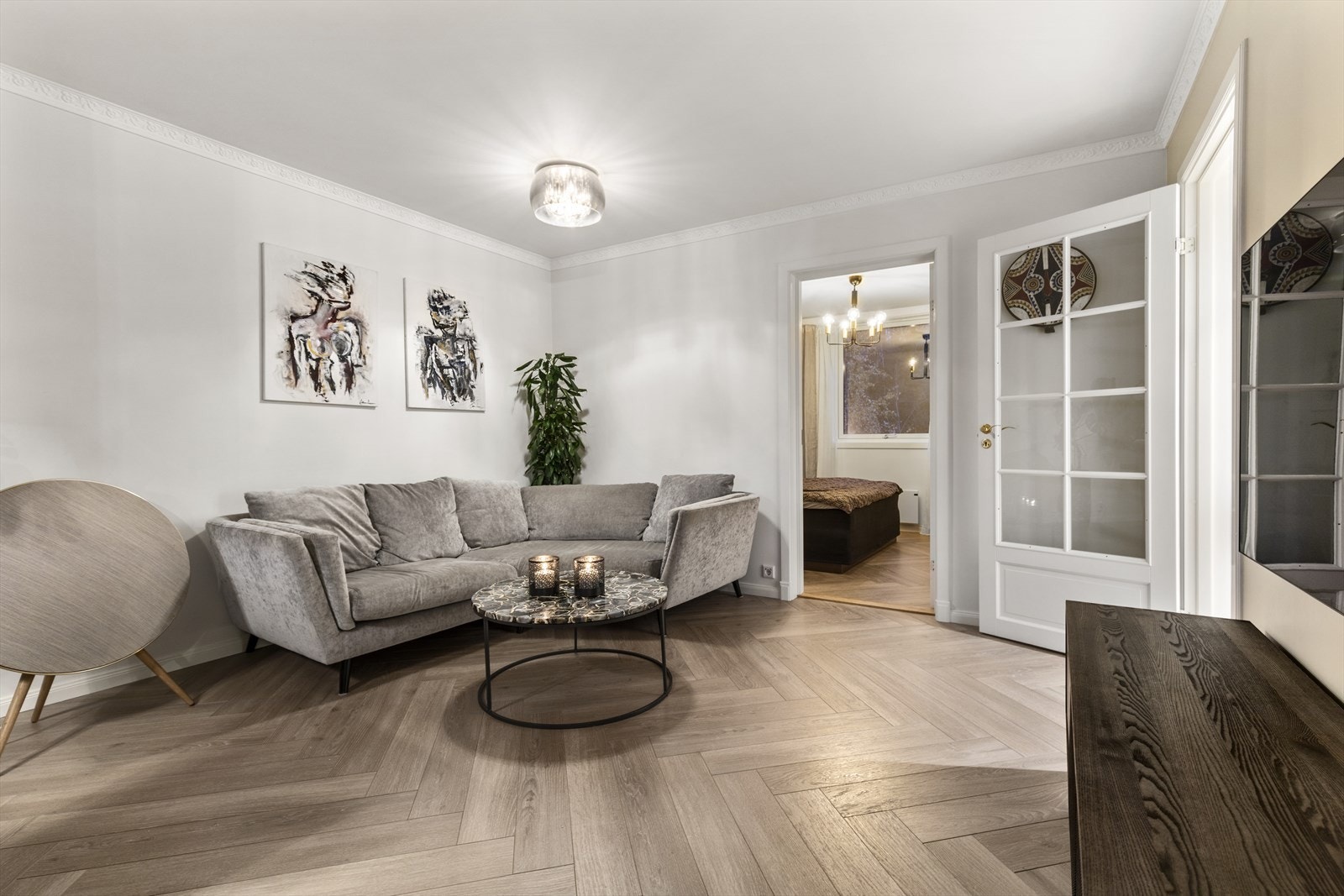 Boligen er holdt i en klassisk stil med stukkatur lister i himling og laminat med fiskebenslaminat på gulv Galleribilde