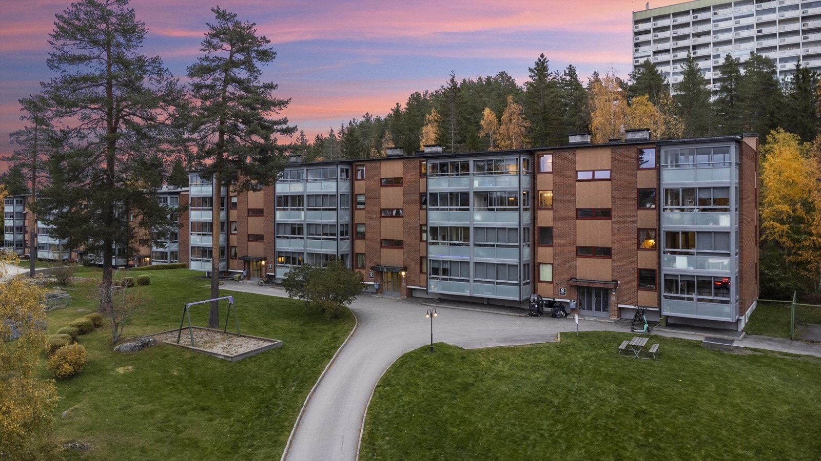 Eiendommen er opparbeidet med gressplenarealer, interne asfalterte gangveier, lekeplass og naturtomt Galleribilde