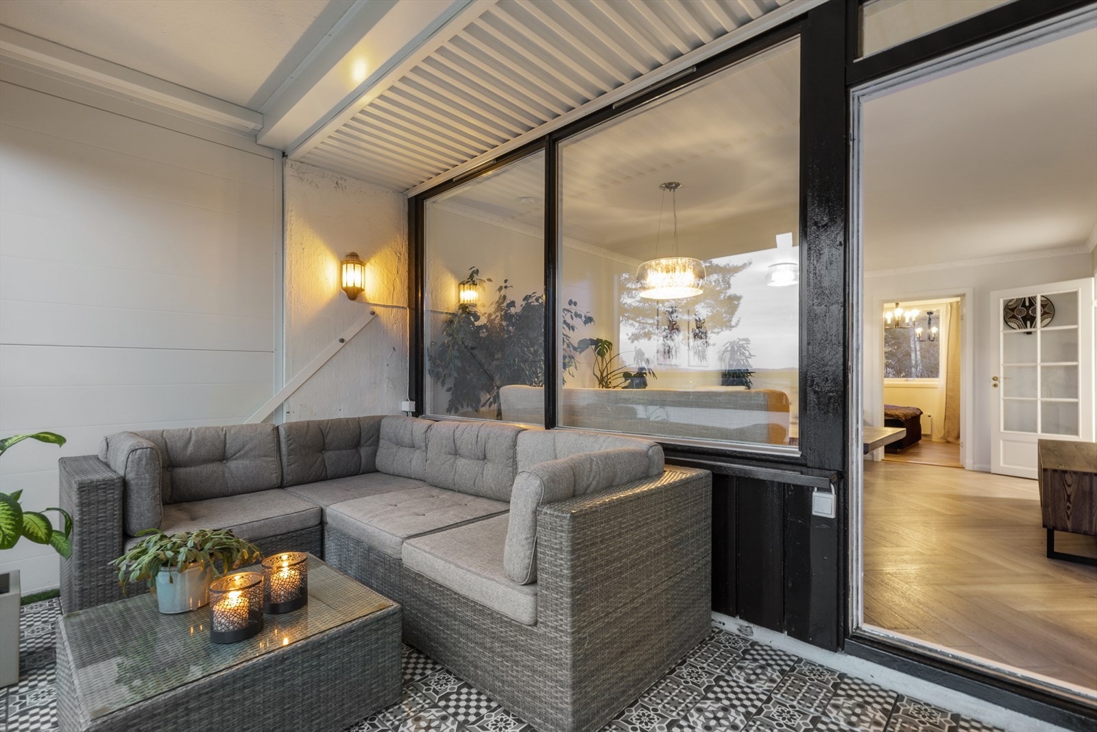 Solfylt balkong med nydelig utsikt Galleribilde