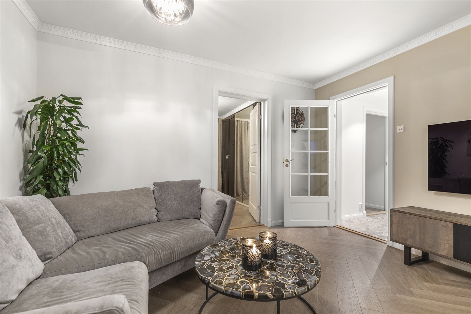 Det er god plass for sofa, tv-møbler og spisegruppe. Galleribilde