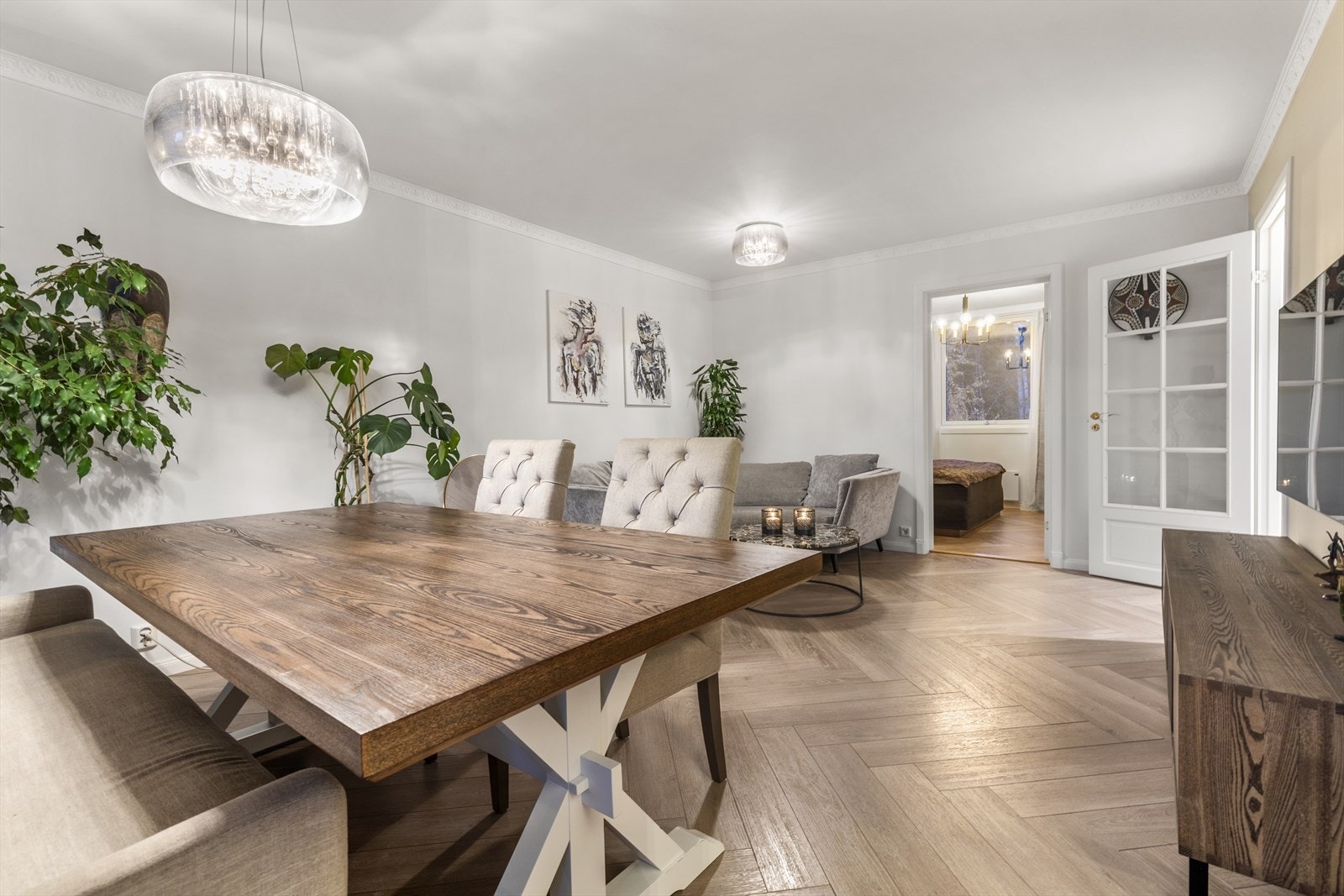 God plass til middagsgjester rundt spisebord Galleribilde