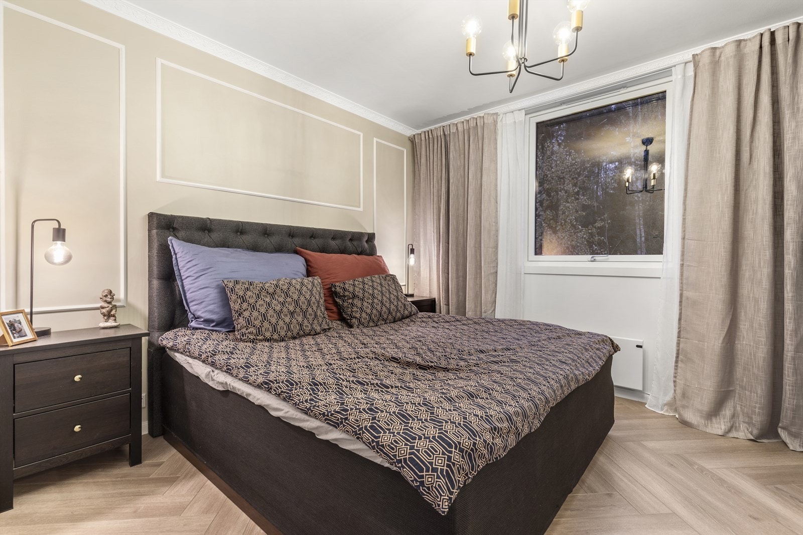 Soverommene er vendt mot rolig skogområdet Galleribilde