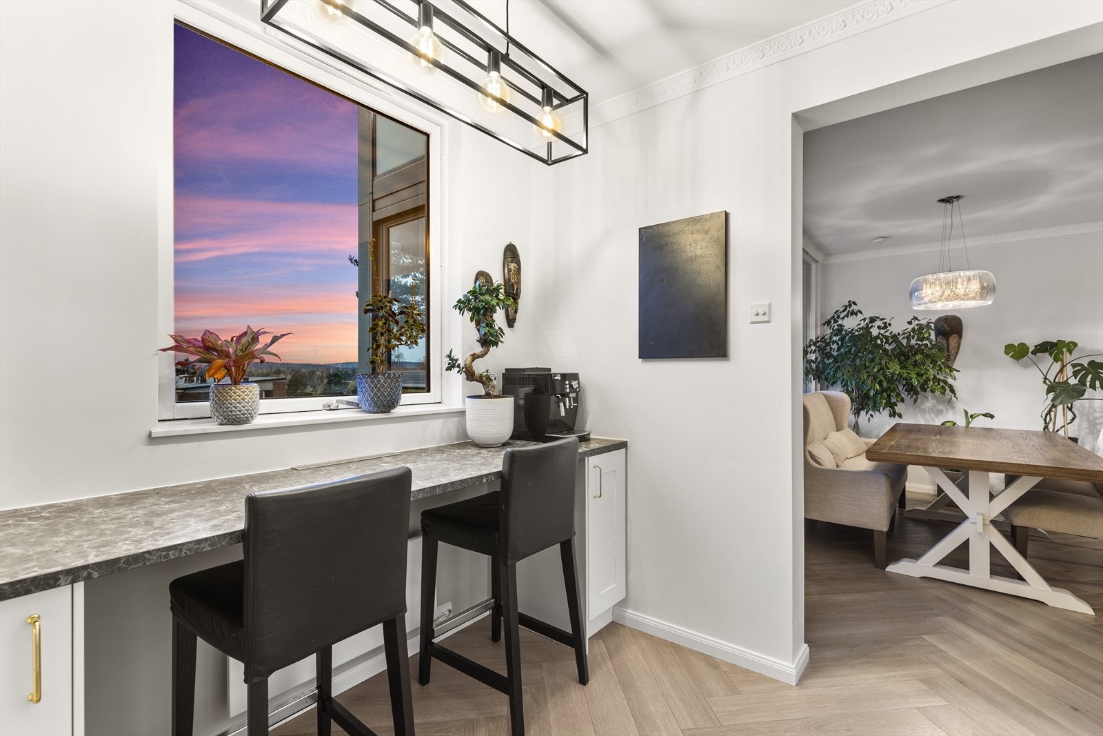 Frokostplass på kjøkken hvor mange nyte utsikten Galleribilde