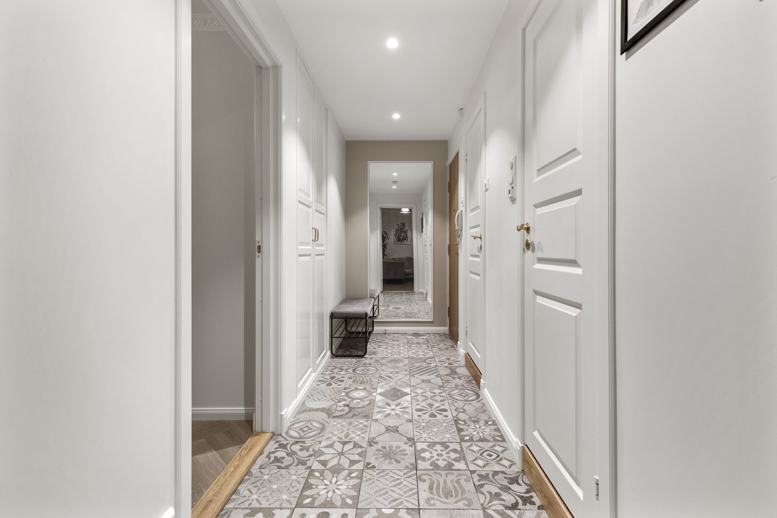 Entreen har plassbygd skap, dørcalling og gir et 1. inntrykk av boligen Galleribilde