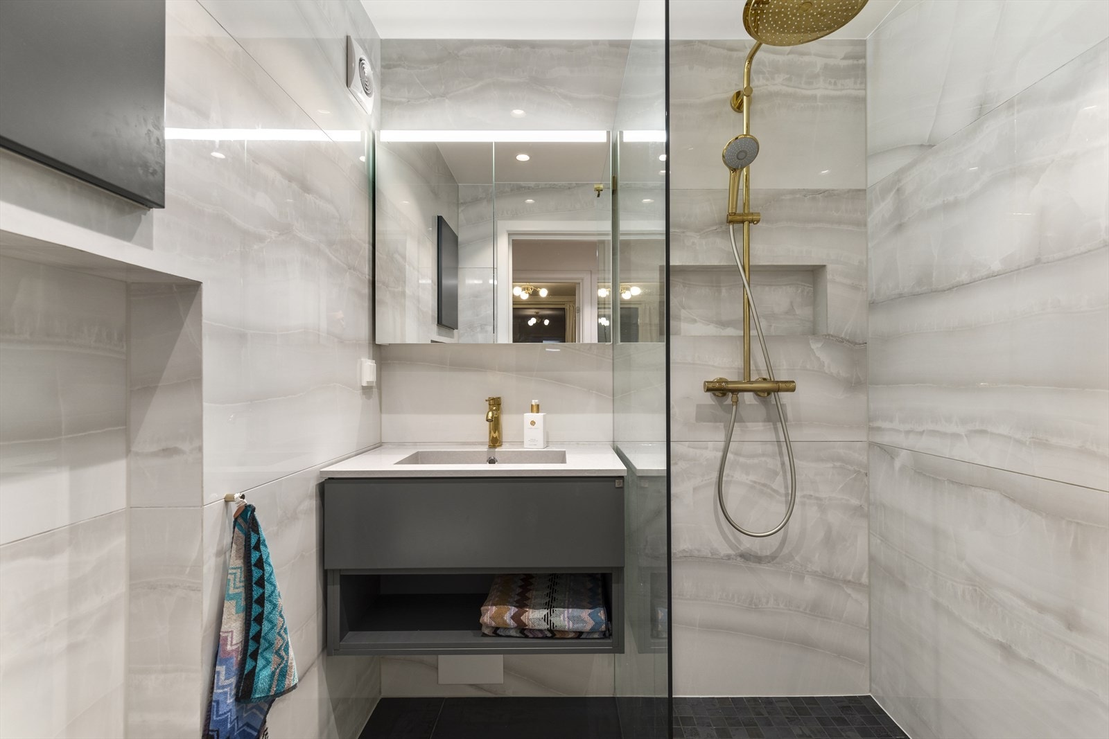 Badet ble oppusset i 2019 med downlights og behagelig gulvvarme Galleribilde