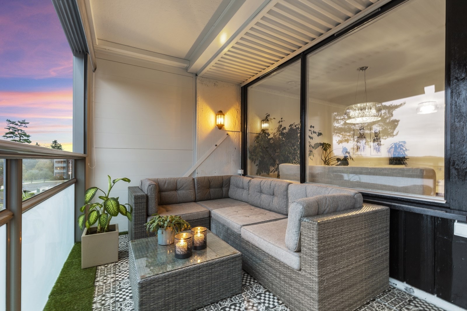 Den innglasserte balkongen på 9 kvm er en fin og naturlig forlengelse av stuen, sommer som vinter Galleribilde