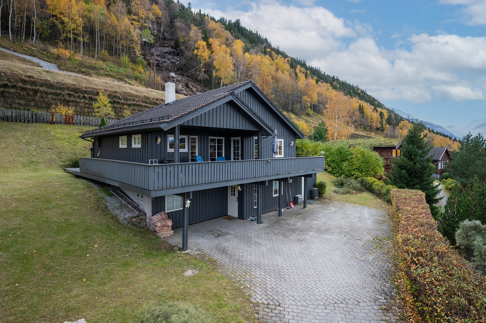 Tiltalende og sentrumsnær enebolig over to plan beliggende på Ulstad i Lom. 2 bad og 3 sov. Flott utsikt og god solgang!