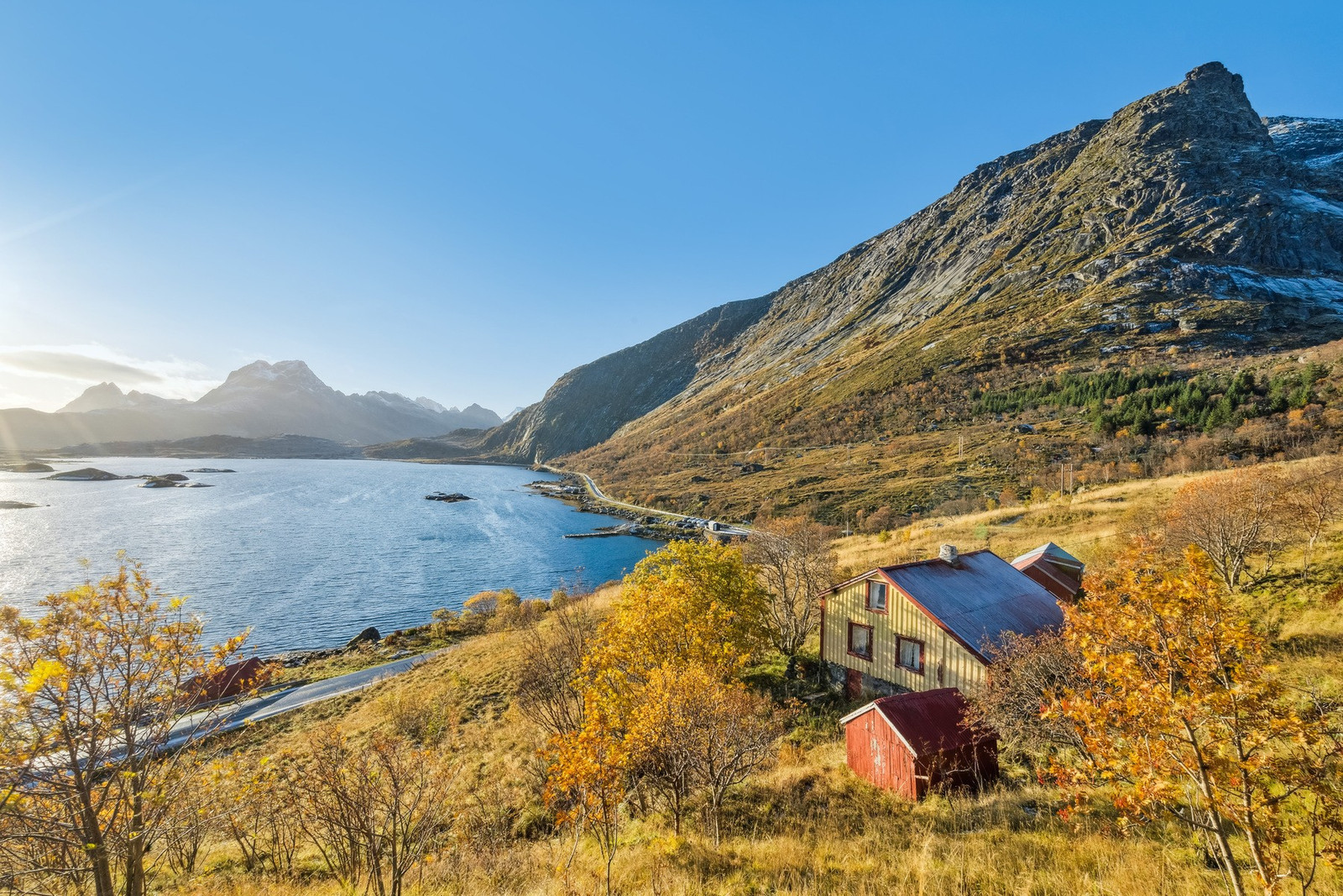 Innholdsrik eiendom med enebolig, fjøs, uthus og naust - Tomt over 16 mål - Idyllisk beliggenhet i Lofoten med sjøutsikt