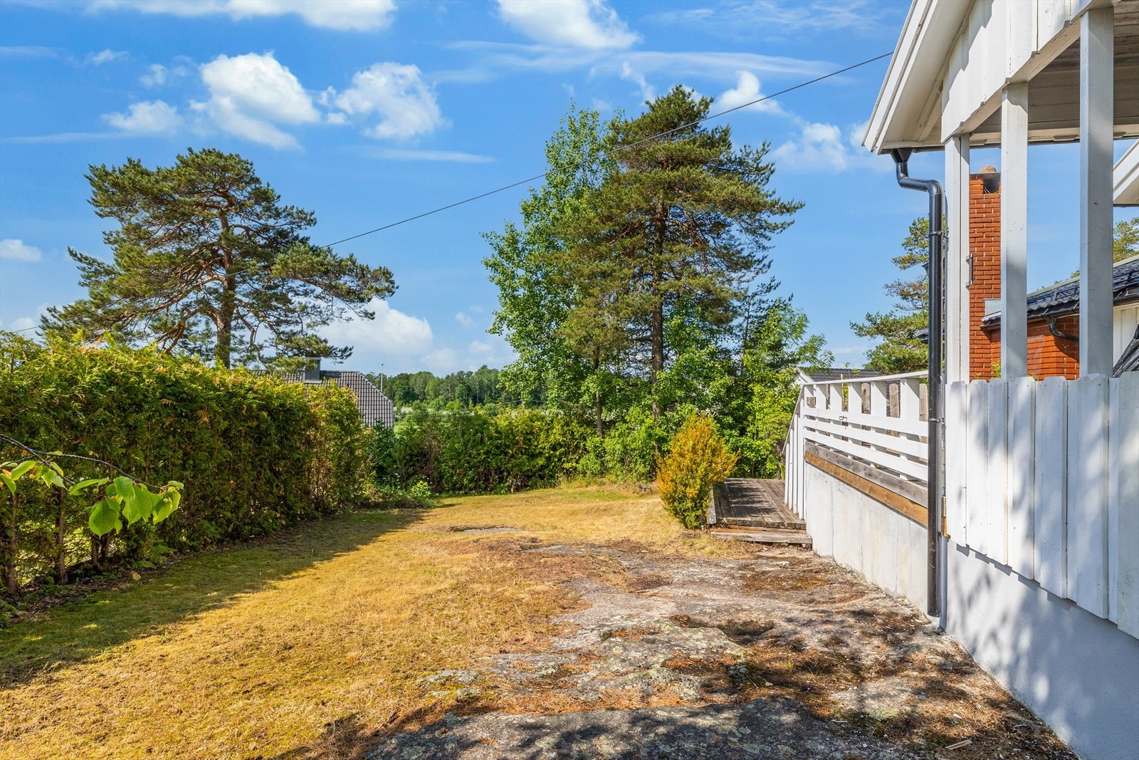 Hagens mangfold og godt planlagte beplantning skaper også en lun og usjenert atmosfære. Her er det lunt, skjermet og meget barnevennlig. Galleribilde