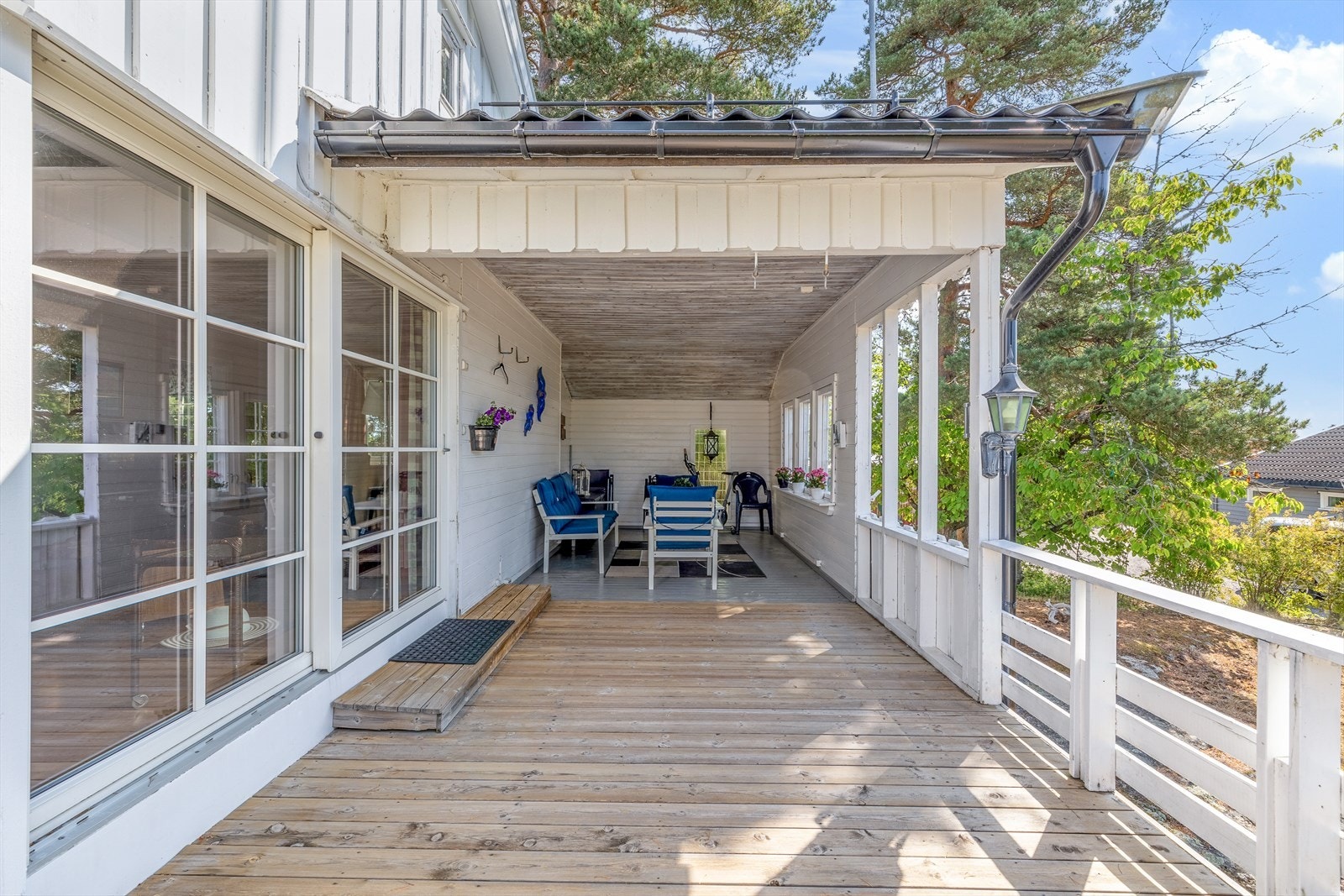 Fra stuen i boligen er det utgang til en stor, solrik og delvis overbygd vestvendt terrasse Galleribilde