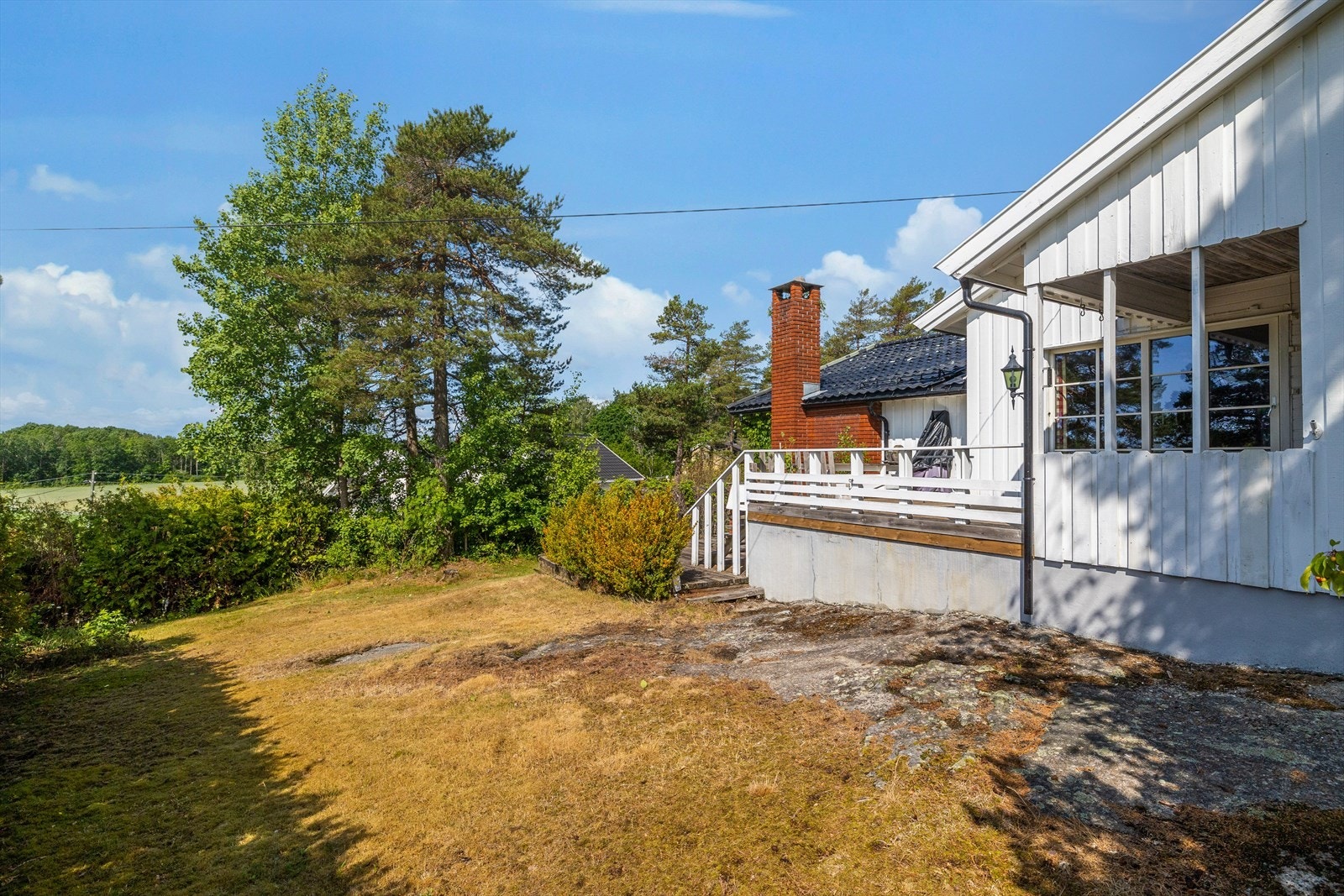Tomten har sol fra morgen til kveld med uteplasser rundt hele huset. Galleribilde