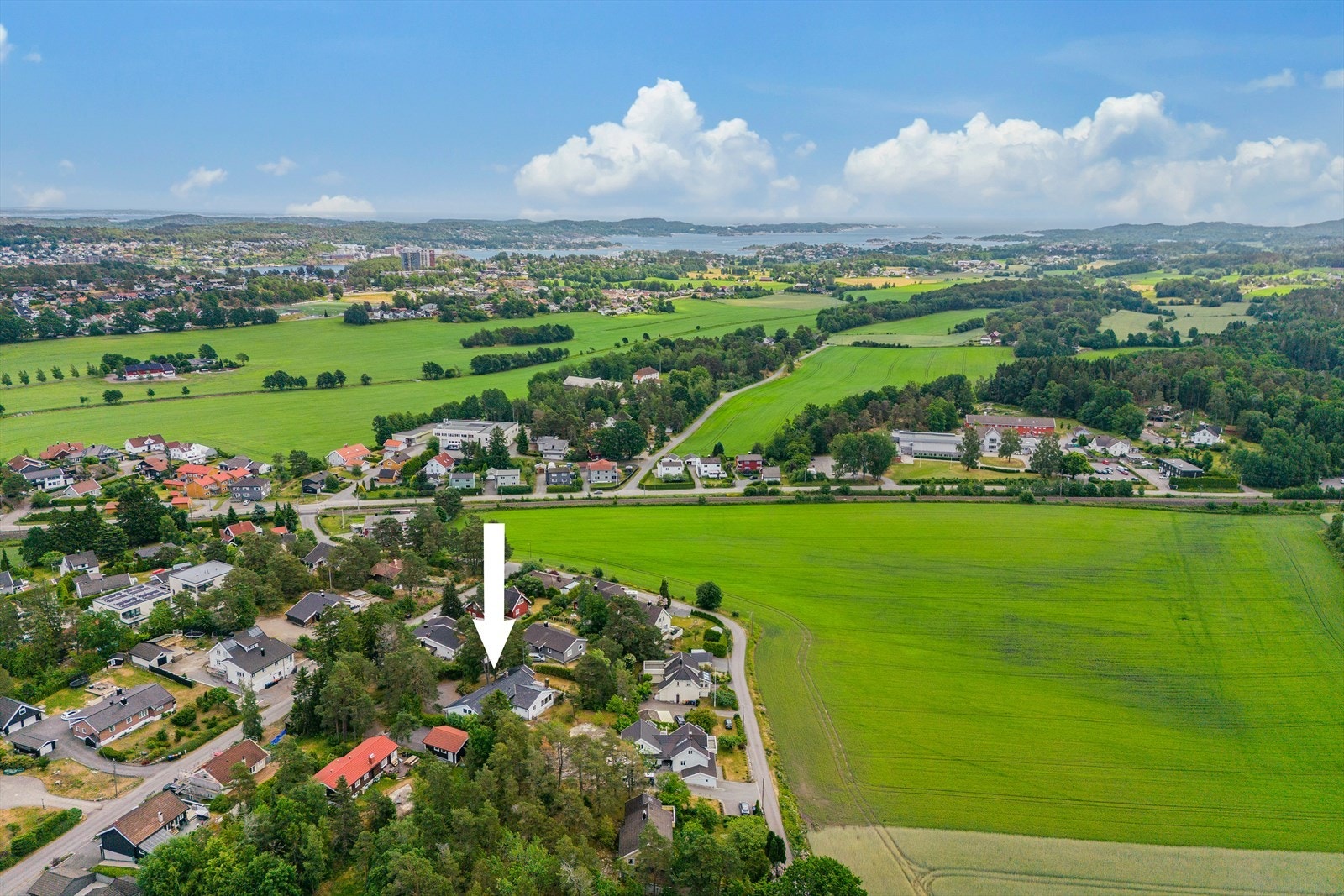 Eneboligen ligger i et stille, idyllisk og meget familievennlig boligområde på Virik. Galleribilde
