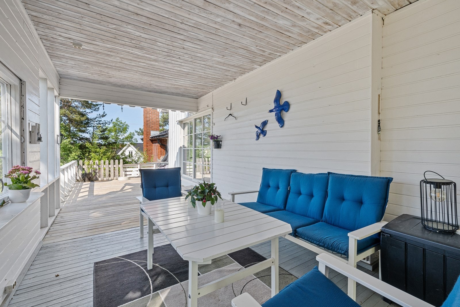 Dette er virkelig en plass man kan sitte å nyte både blomster, stemning og sol. Galleribilde